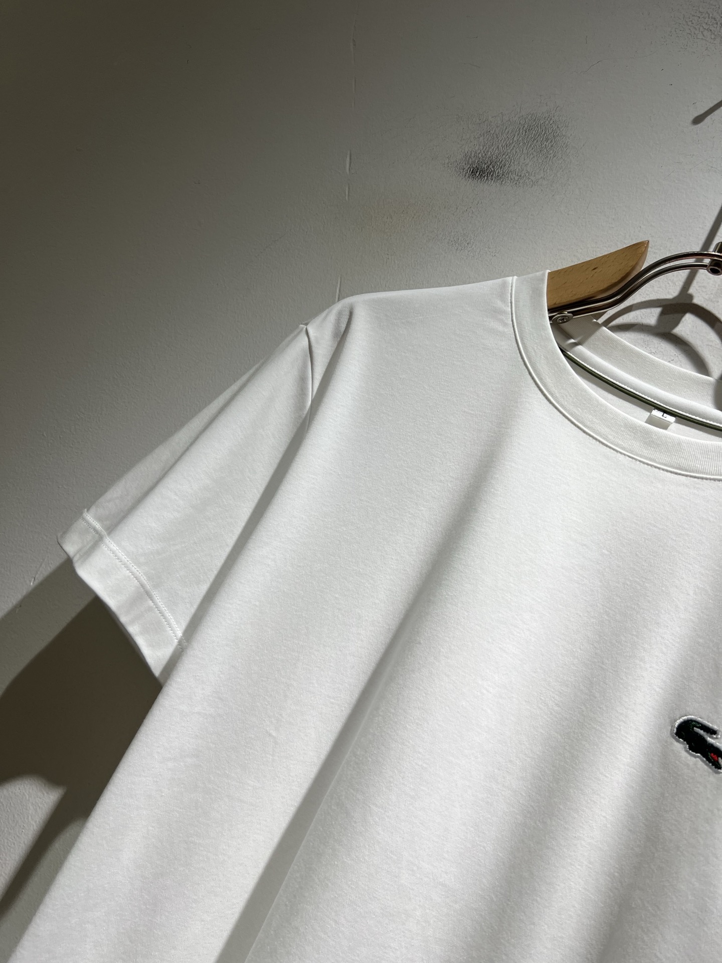 LACOSTE法国鳄鱼 2026春夏男士最新的贸易订单短袖打底衫，全品相！！胸前采用logo图案刺绣设计