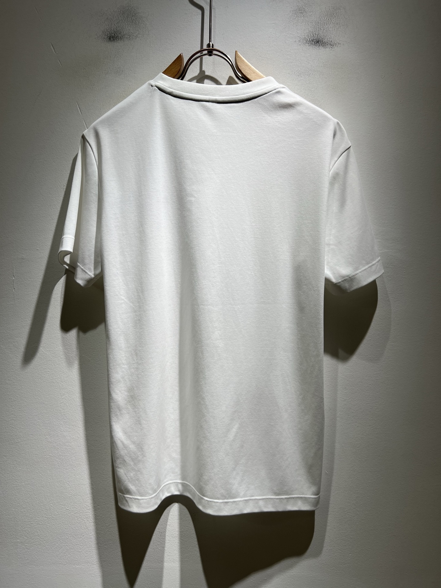 LACOSTE法国鳄鱼 2026春夏男士最新的贸易订单短袖打底衫，全品相！！胸前采用logo图案刺绣设计