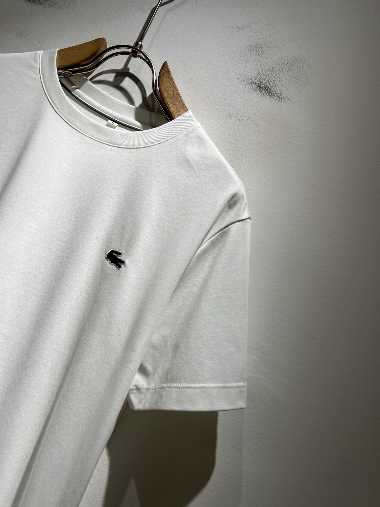 LACOSTE法国鳄鱼 2026春夏男士最新的贸易订单短袖打底衫，全品相！！胸前采用logo图案刺绣设计