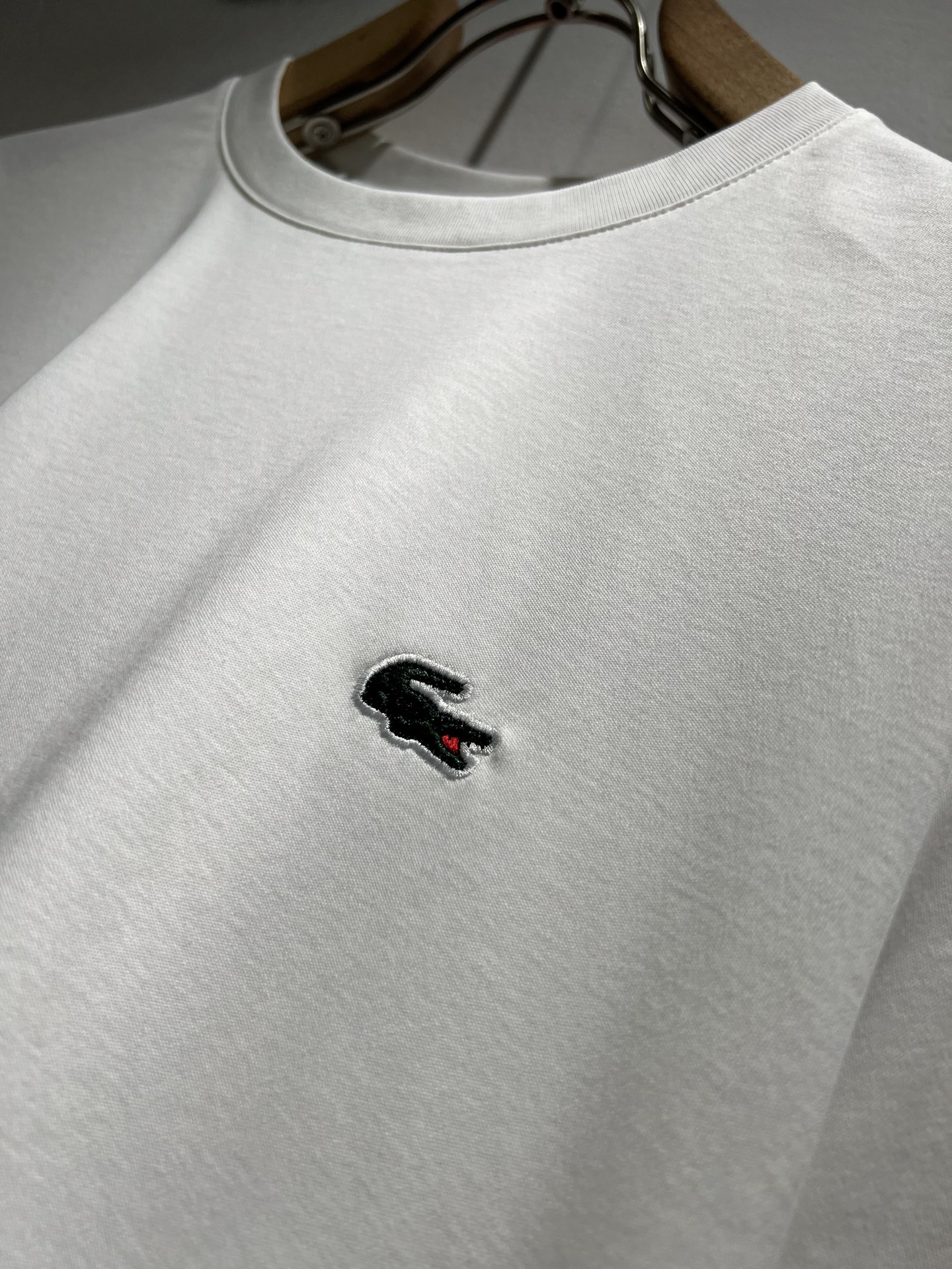 LACOSTE法国鳄鱼 2026春夏男士最新的贸易订单短袖打底衫，全品相！！胸前采用logo图案刺绣设计