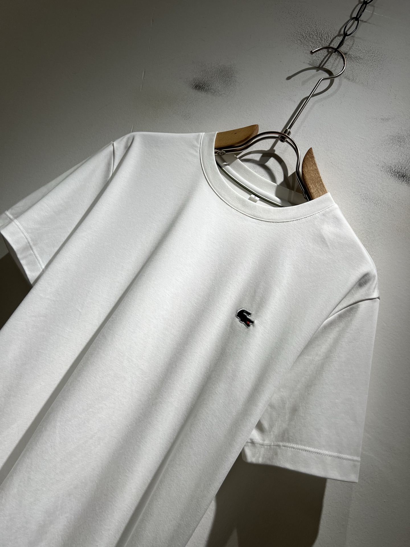 LACOSTE法国鳄鱼 2026春夏男士最新的贸易订单短袖打底衫，全品相！！胸前采用logo图案刺绣设计