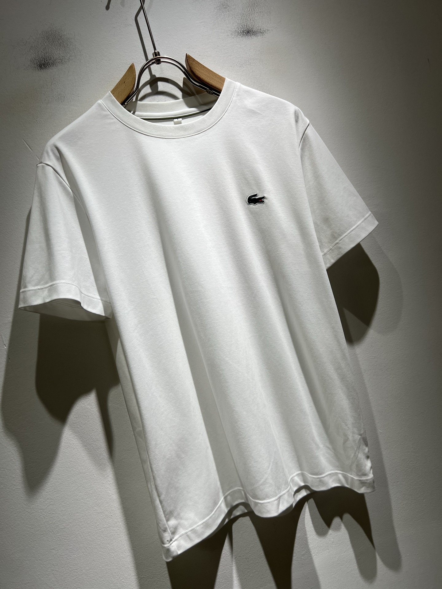 LACOSTE法国鳄鱼 2026春夏男士最新的贸易订单短袖打底衫，全品相！！胸前采用logo图案刺绣设计