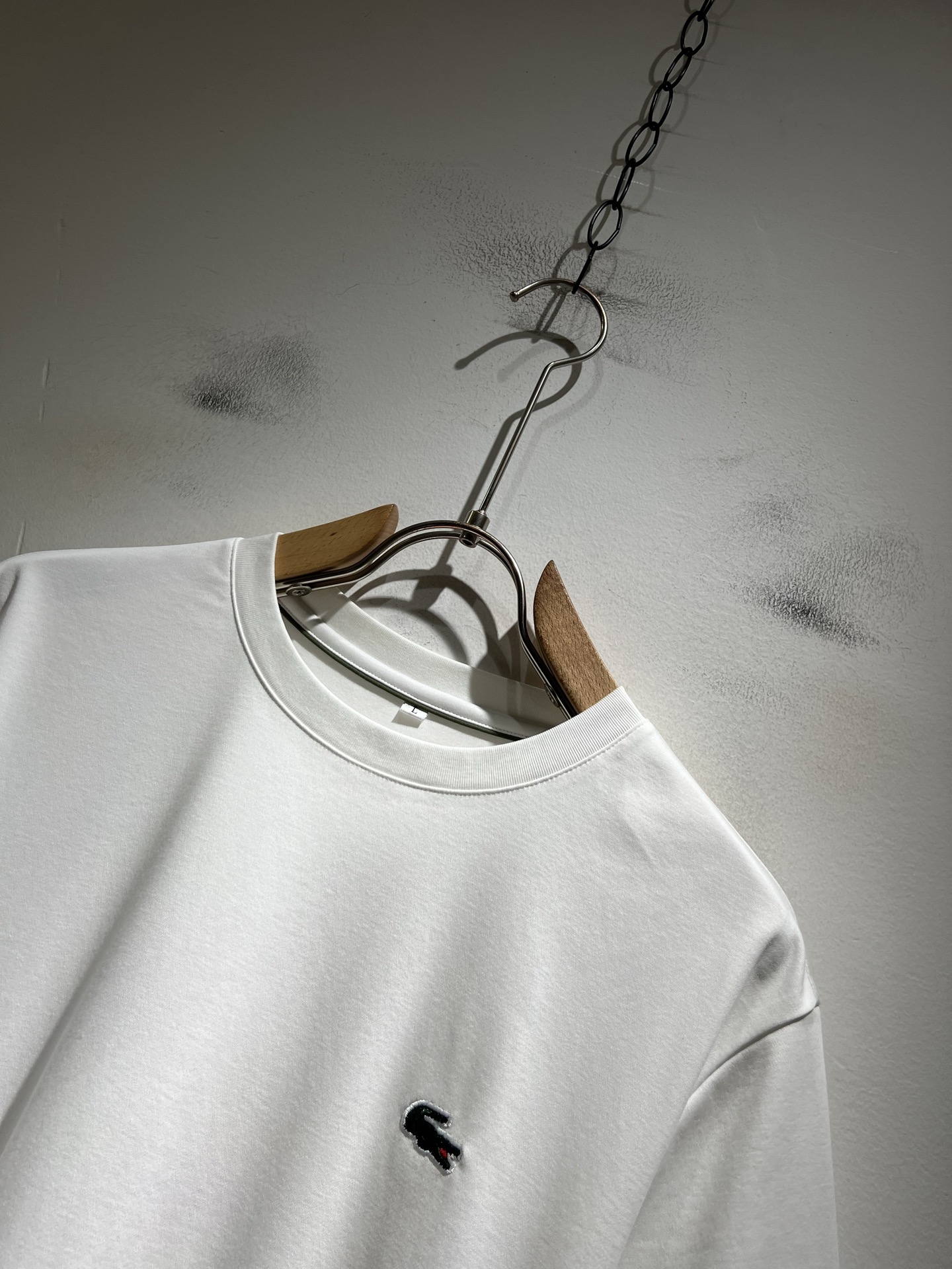 LACOSTE法国鳄鱼 2026春夏男士最新的贸易订单短袖打底衫，全品相！！胸前采用logo图案刺绣设计