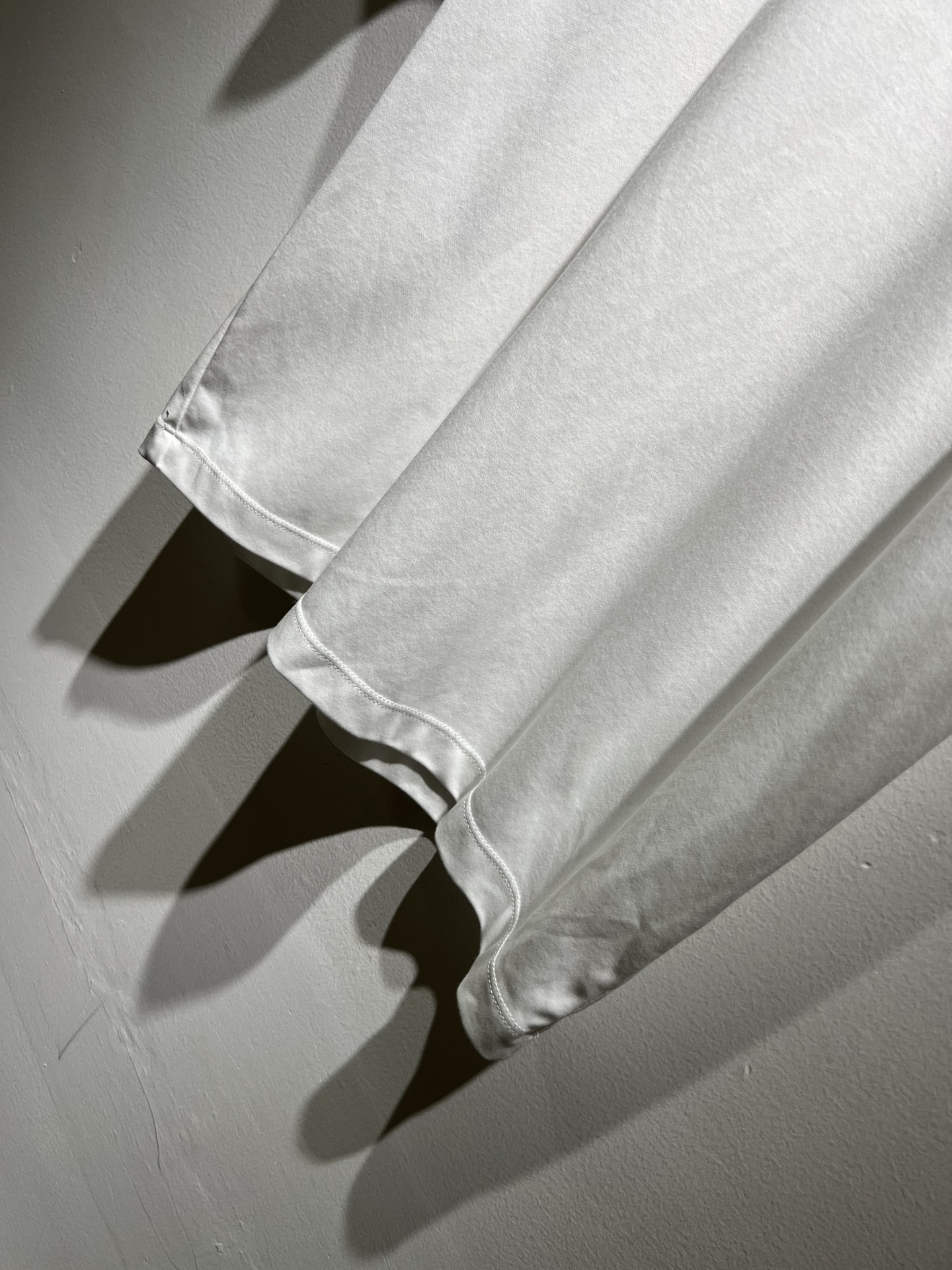 LACOSTE法国鳄鱼 2026春夏男士最新的贸易订单短袖打底衫，全品相！！胸前采用logo图案刺绣设计