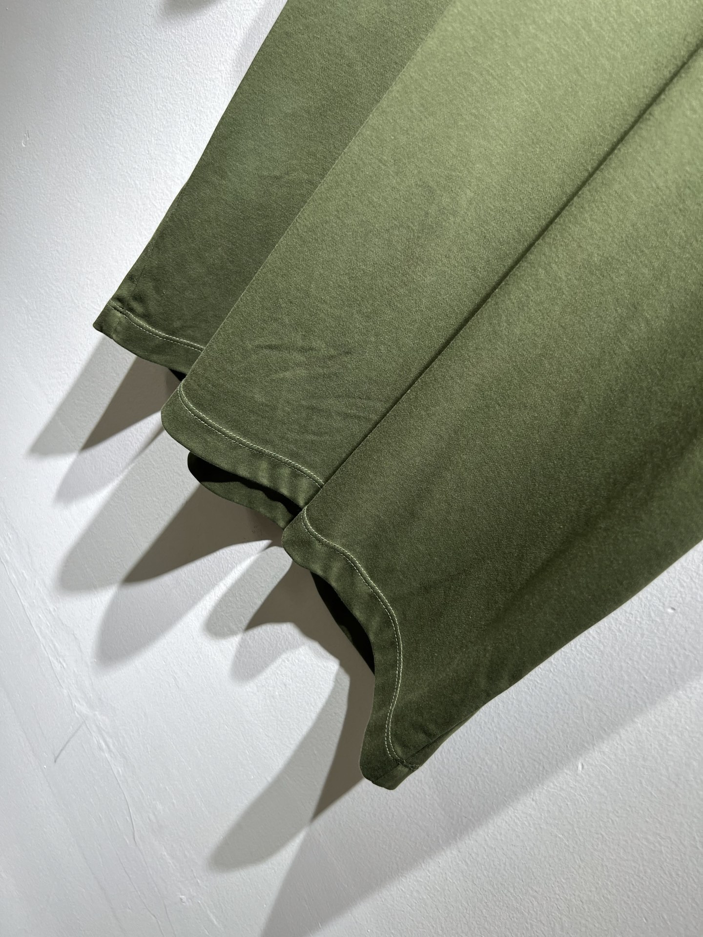 LACOSTE法国鳄鱼 2026春夏男士最新的贸易订单短袖打底衫，全品相！！胸前采用logo图案刺绣设计