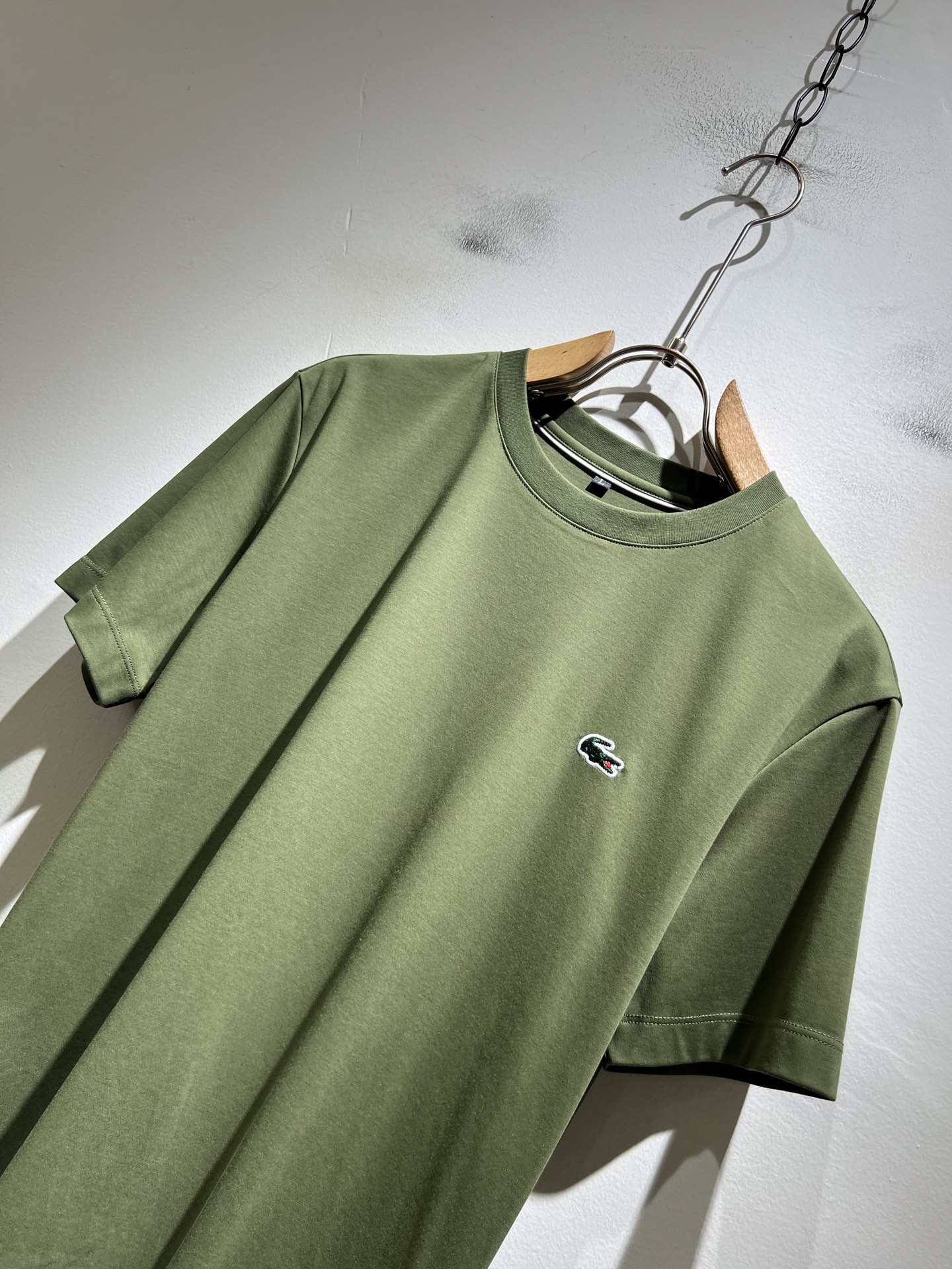 LACOSTE法国鳄鱼 2026春夏男士最新的贸易订单短袖打底衫，全品相！！胸前采用logo图案刺绣设计