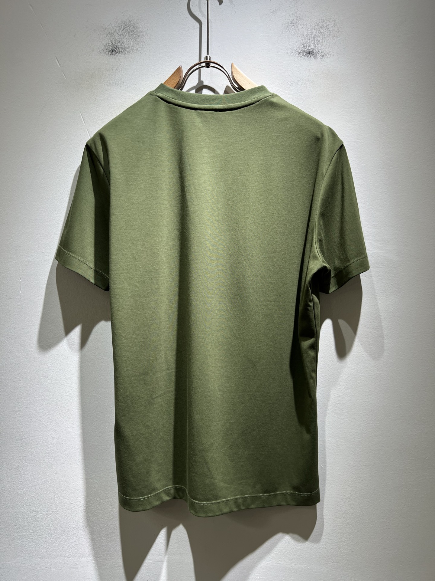 LACOSTE法国鳄鱼 2026春夏男士最新的贸易订单短袖打底衫，全品相！！胸前采用logo图案刺绣设计