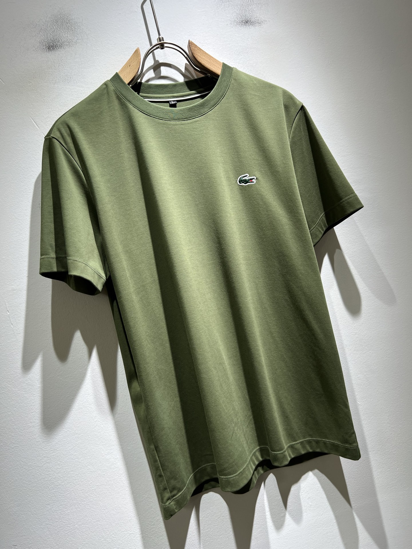 LACOSTE法国鳄鱼 2026春夏男士最新的贸易订单短袖打底衫，全品相！！胸前采用logo图案刺绣设计