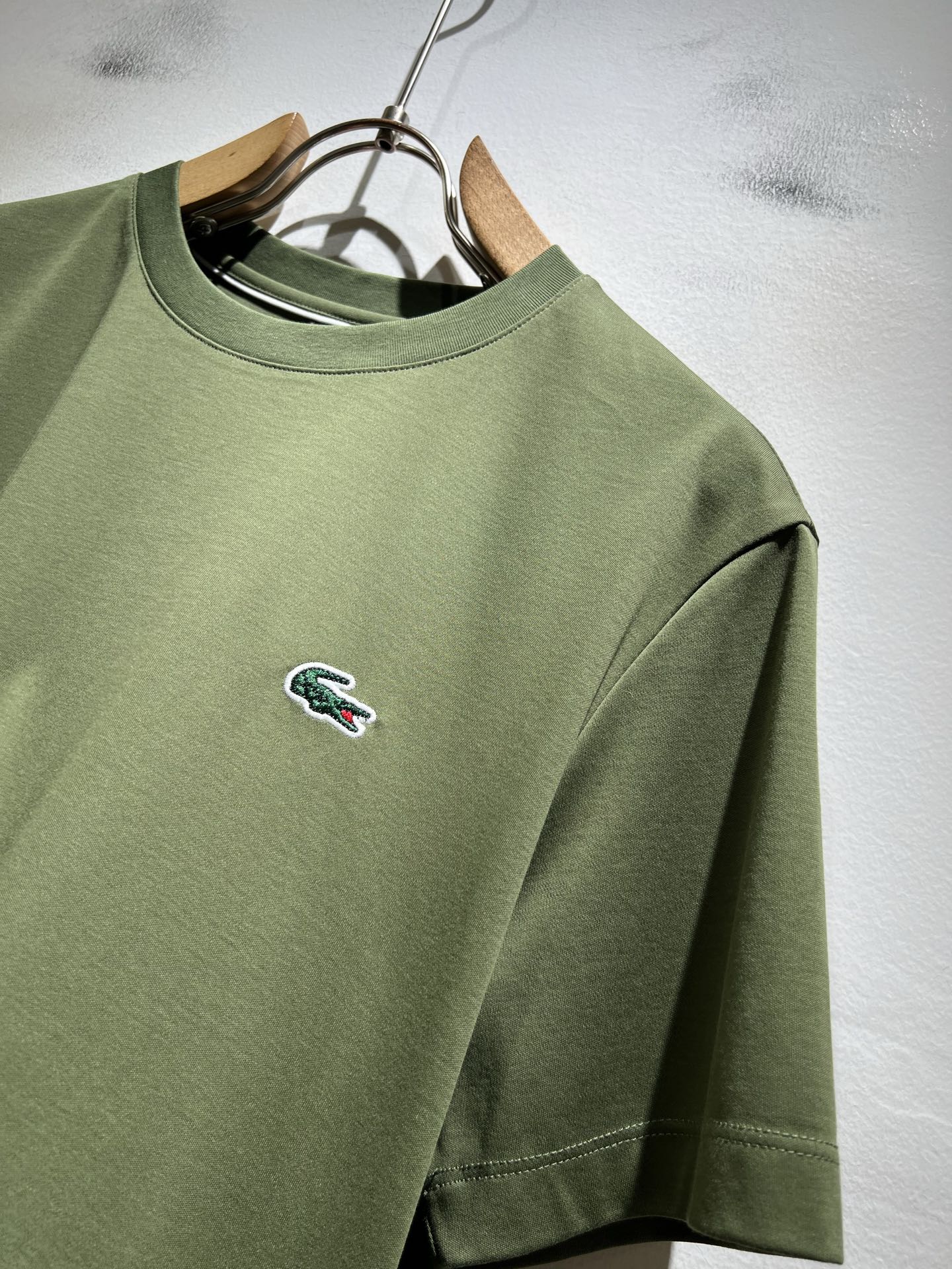 LACOSTE法国鳄鱼 2026春夏男士最新的贸易订单短袖打底衫，全品相！！胸前采用logo图案刺绣设计