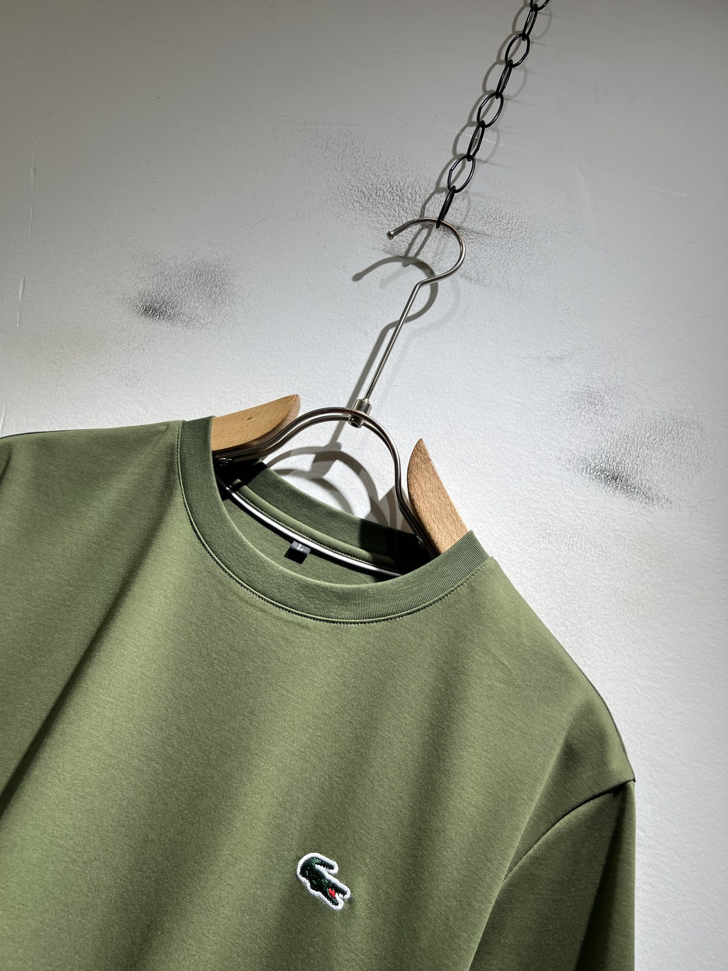 LACOSTE法国鳄鱼 2026春夏男士最新的贸易订单短袖打底衫，全品相！！胸前采用logo图案刺绣设计