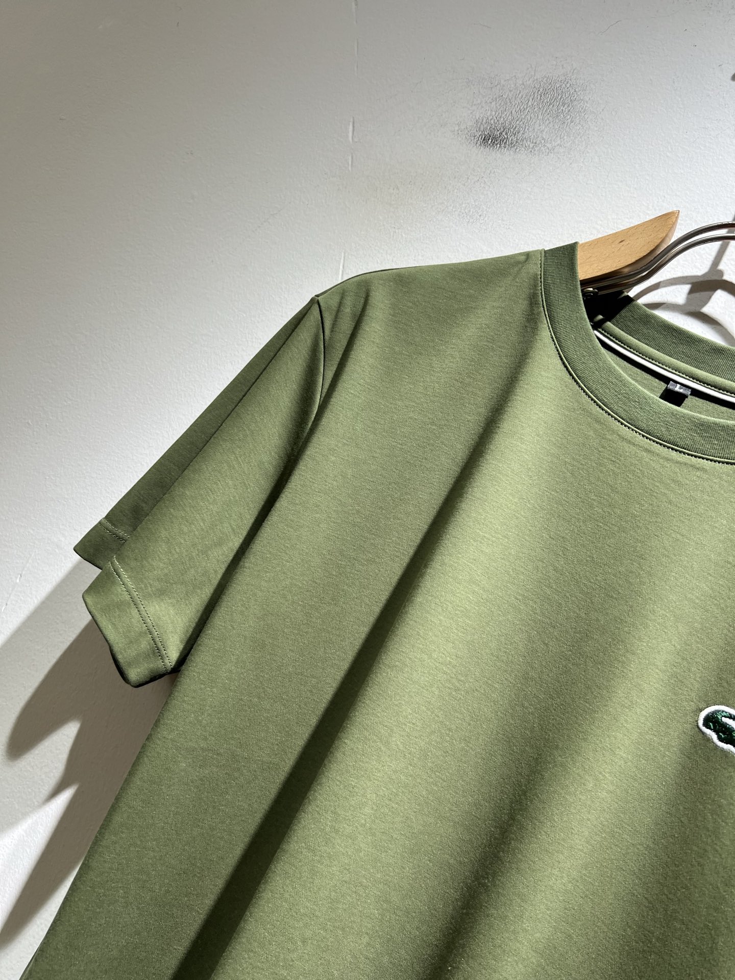 LACOSTE法国鳄鱼 2026春夏男士最新的贸易订单短袖打底衫，全品相！！胸前采用logo图案刺绣设计