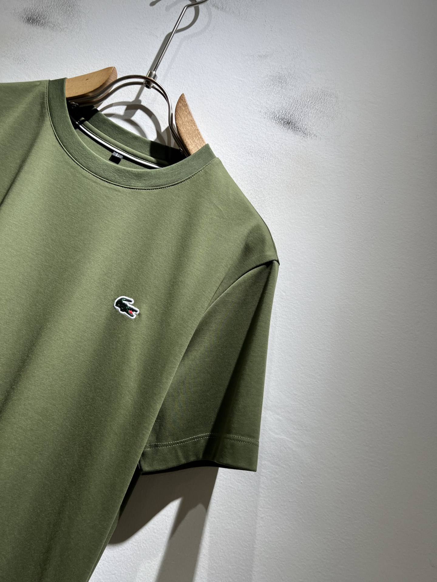 LACOSTE法国鳄鱼 2026春夏男士最新的贸易订单短袖打底衫，全品相！！胸前采用logo图案刺绣设计