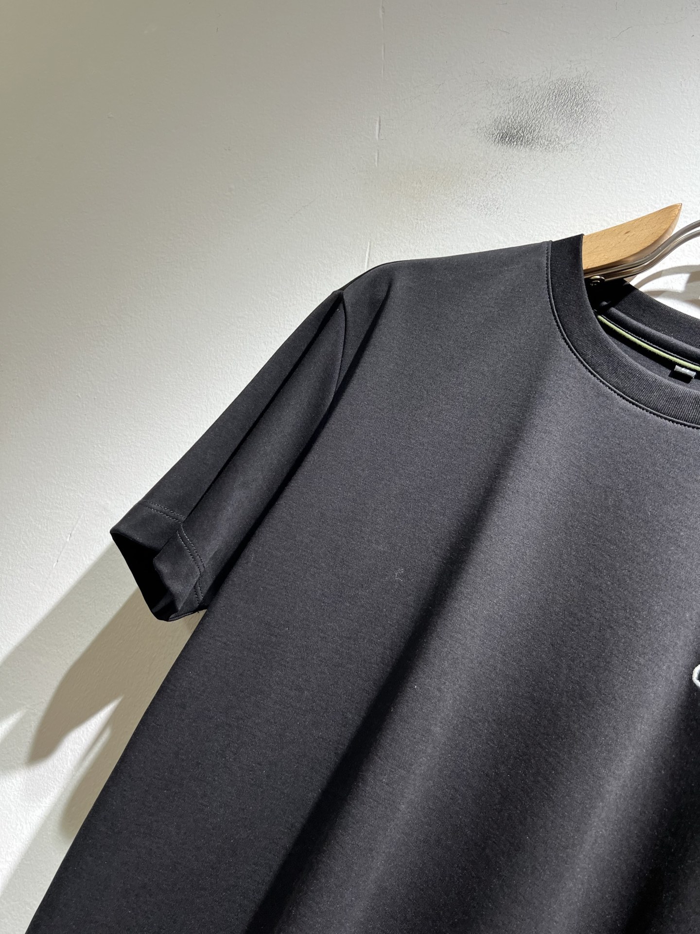 LACOSTE法国鳄鱼 2026春夏男士最新的贸易订单短袖打底衫，全品相！！胸前采用logo图案刺绣设计