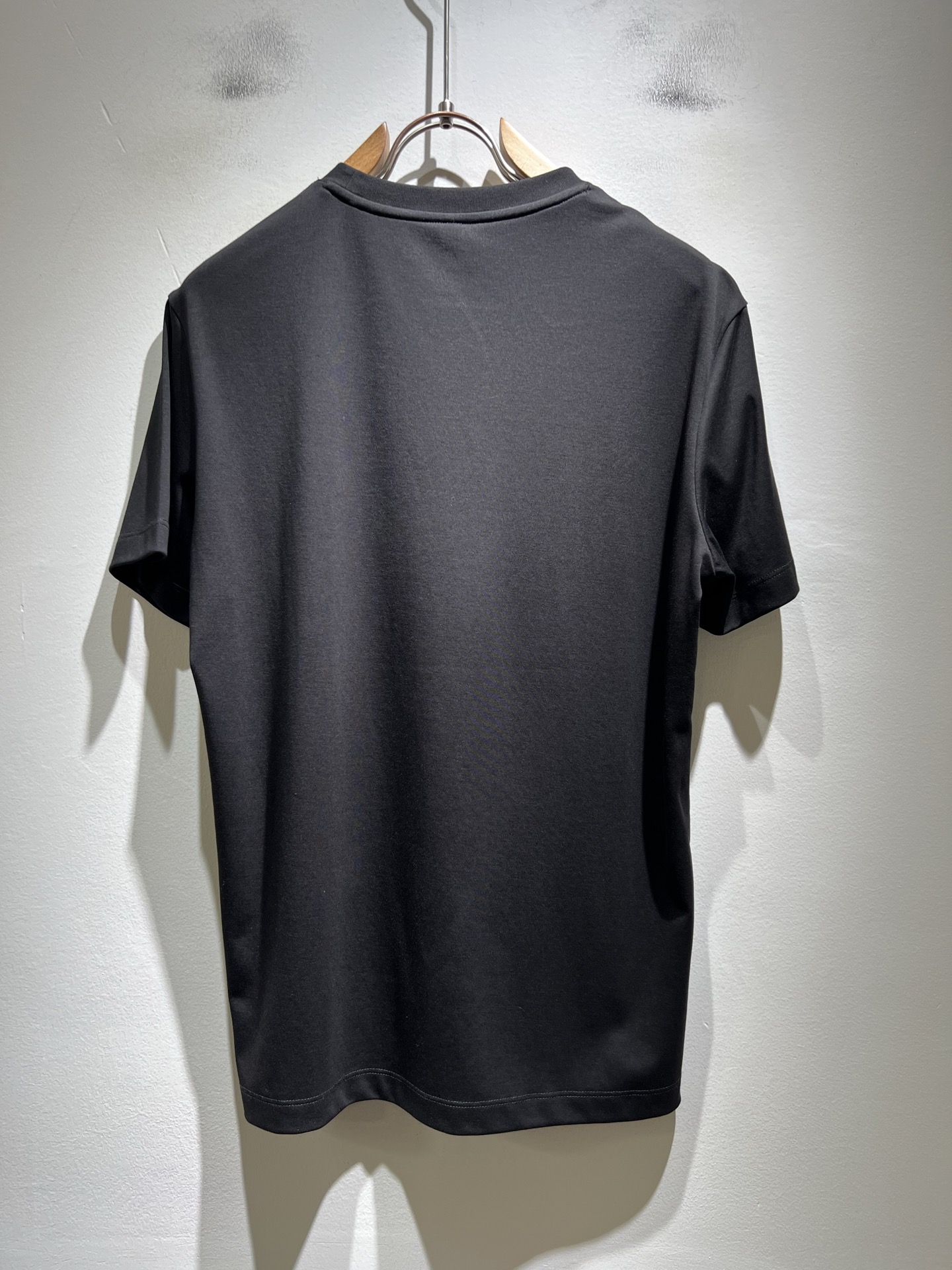 LACOSTE法国鳄鱼 2026春夏男士最新的贸易订单短袖打底衫，全品相！！胸前采用logo图案刺绣设计