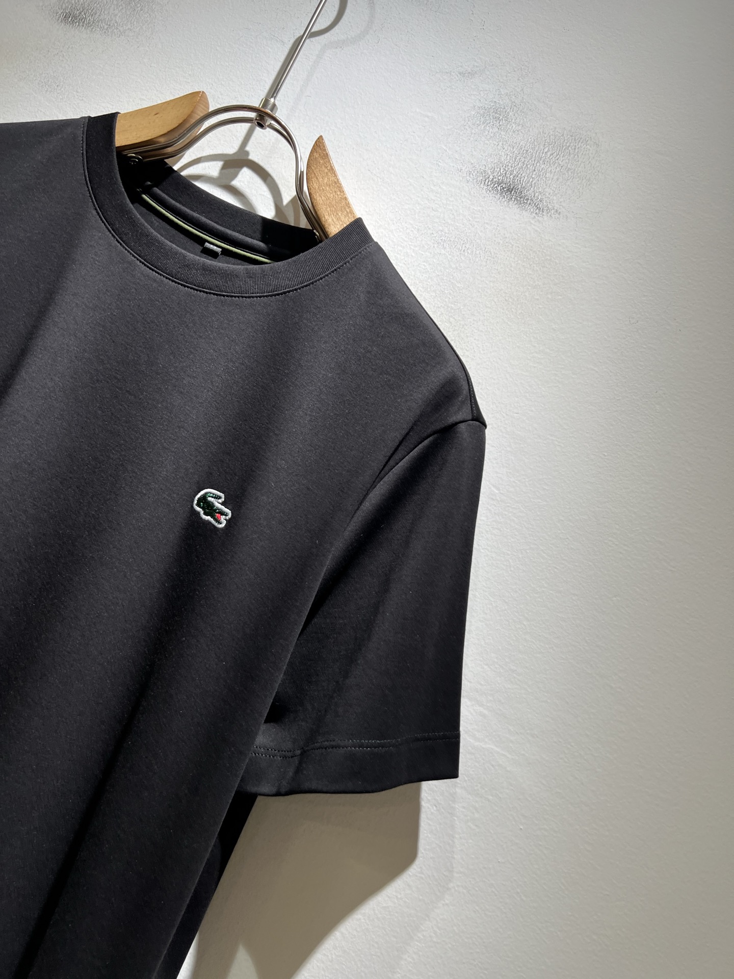 LACOSTE法国鳄鱼 2026春夏男士最新的贸易订单短袖打底衫，全品相！！胸前采用logo图案刺绣设计