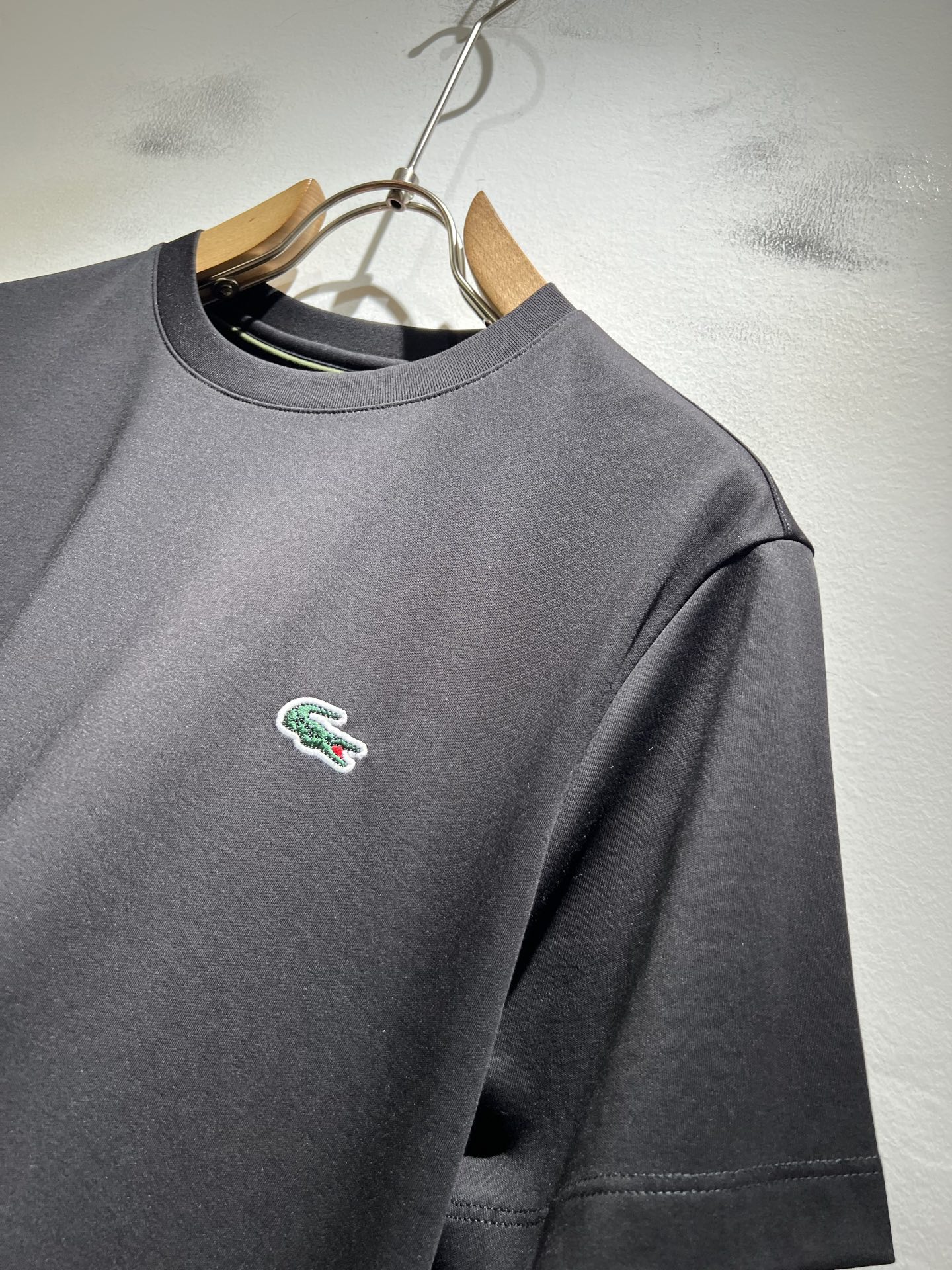 LACOSTE法国鳄鱼 2026春夏男士最新的贸易订单短袖打底衫，全品相！！胸前采用logo图案刺绣设计