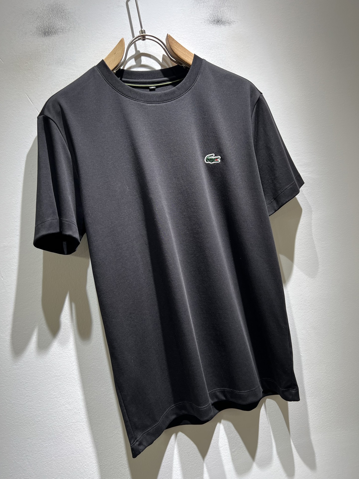 LACOSTE法国鳄鱼 2026春夏男士最新的贸易订单短袖打底衫，全品相！！胸前采用logo图案刺绣设计