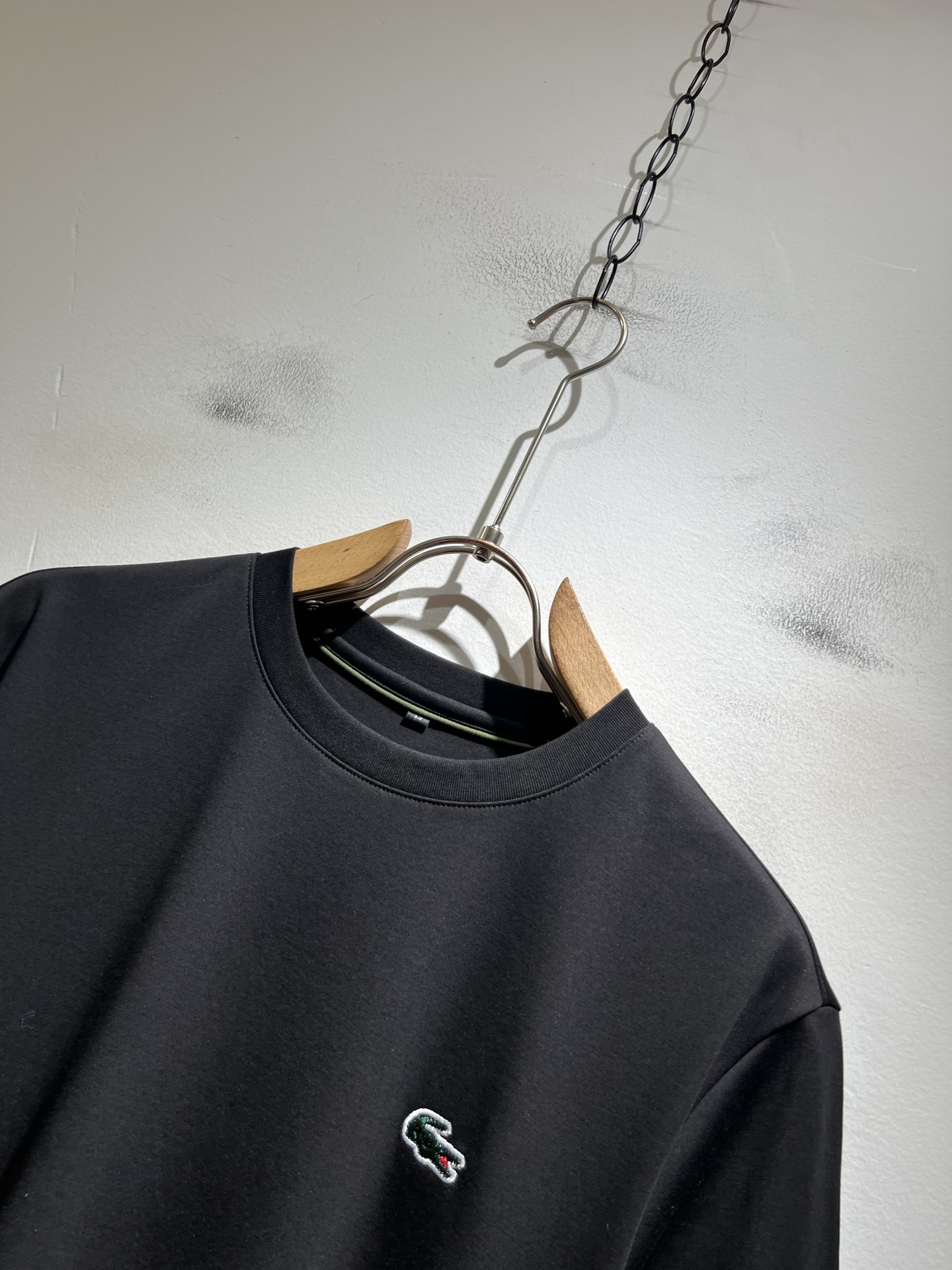 LACOSTE法国鳄鱼 2026春夏男士最新的贸易订单短袖打底衫，全品相！！胸前采用logo图案刺绣设计