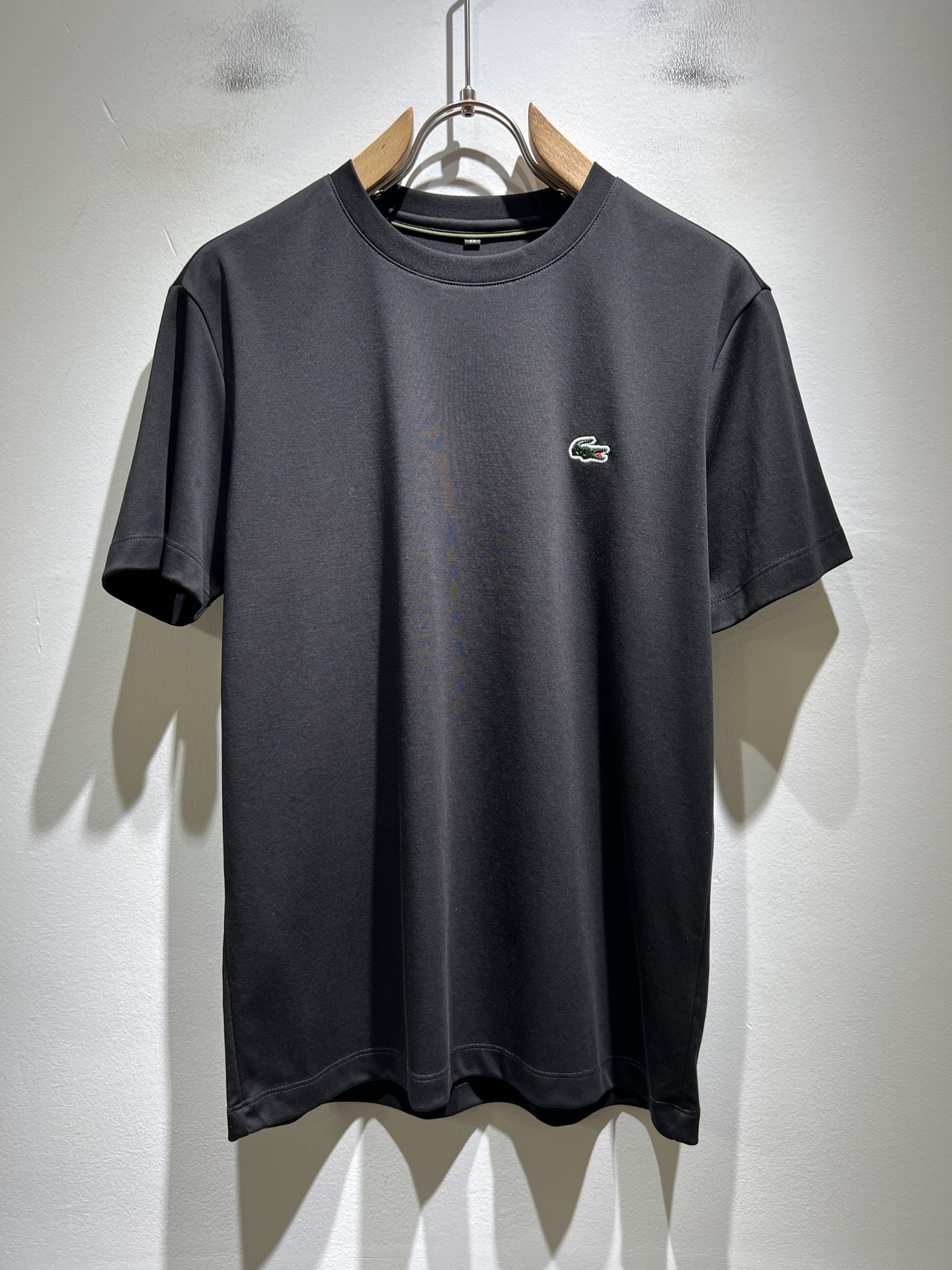 LACOSTE法国鳄鱼 2026春夏男士最新的贸易订单短袖打底衫，全品相！！胸前采用logo图案刺绣设计