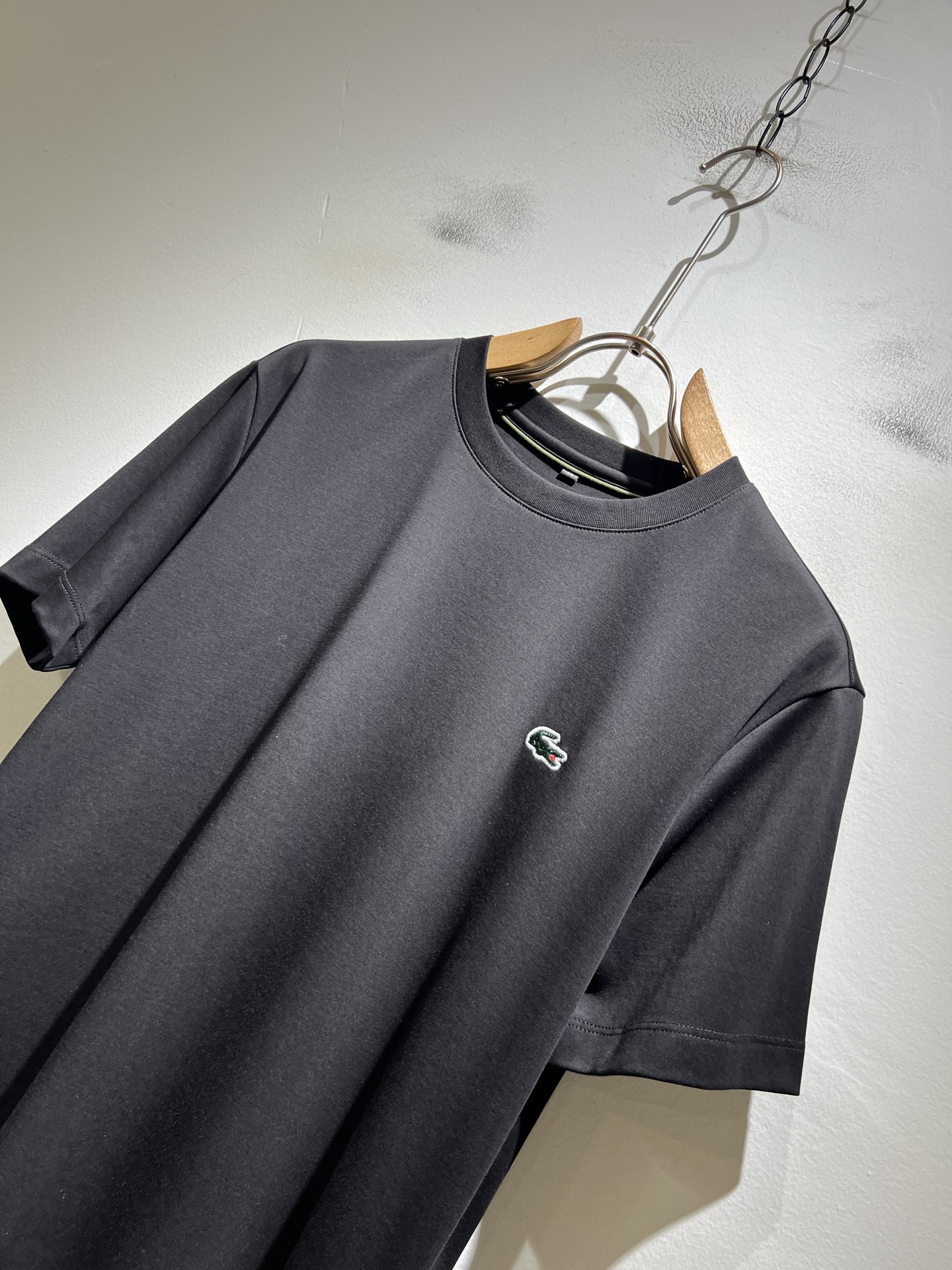 LACOSTE法国鳄鱼 2026春夏男士最新的贸易订单短袖打底衫，全品相！！胸前采用logo图案刺绣设计