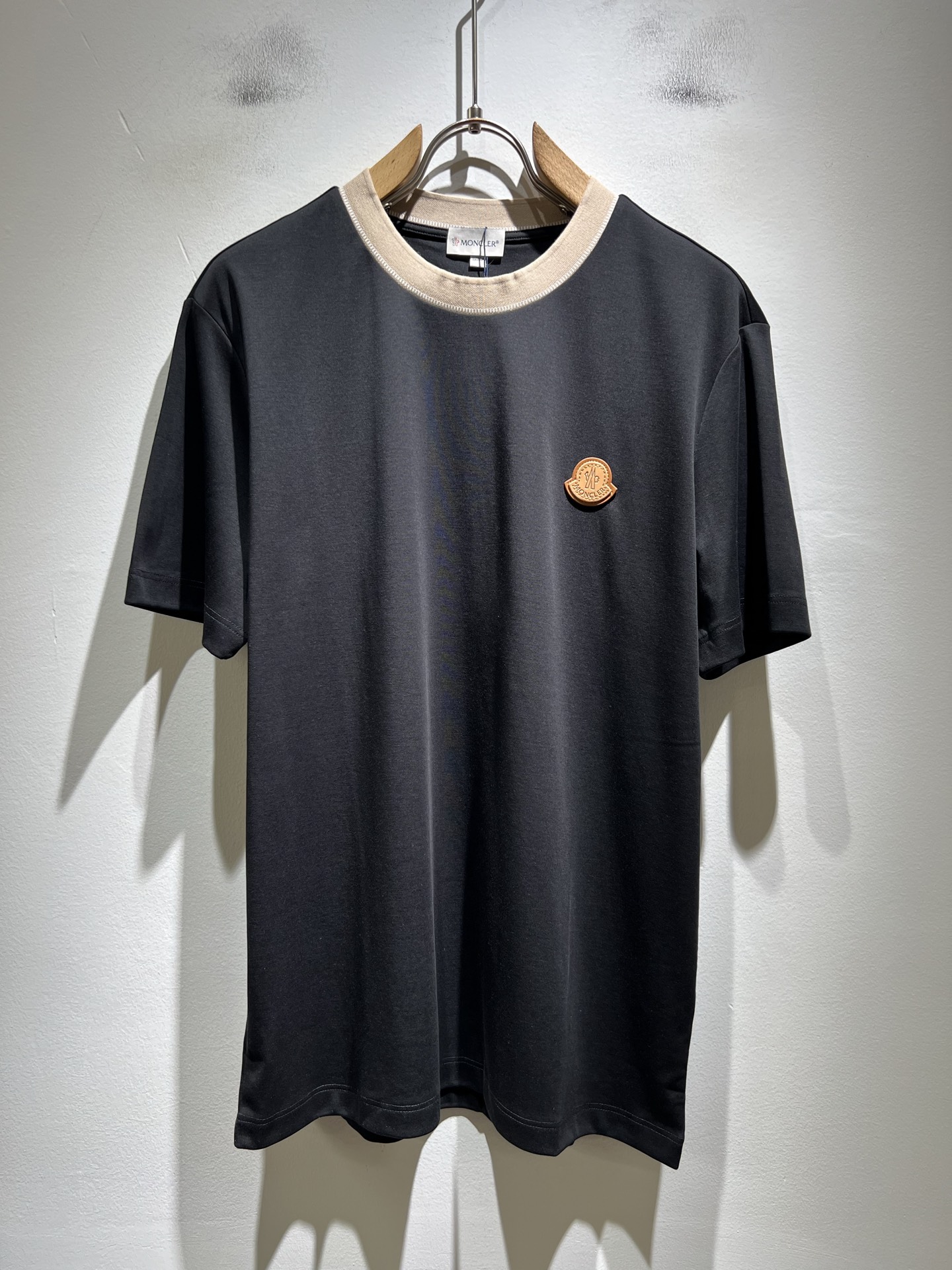 Moncler蒙家 2026春夏最新男女同款👫贸易订单短袖T恤，全品相！！网红款！采用logo图案徽章设