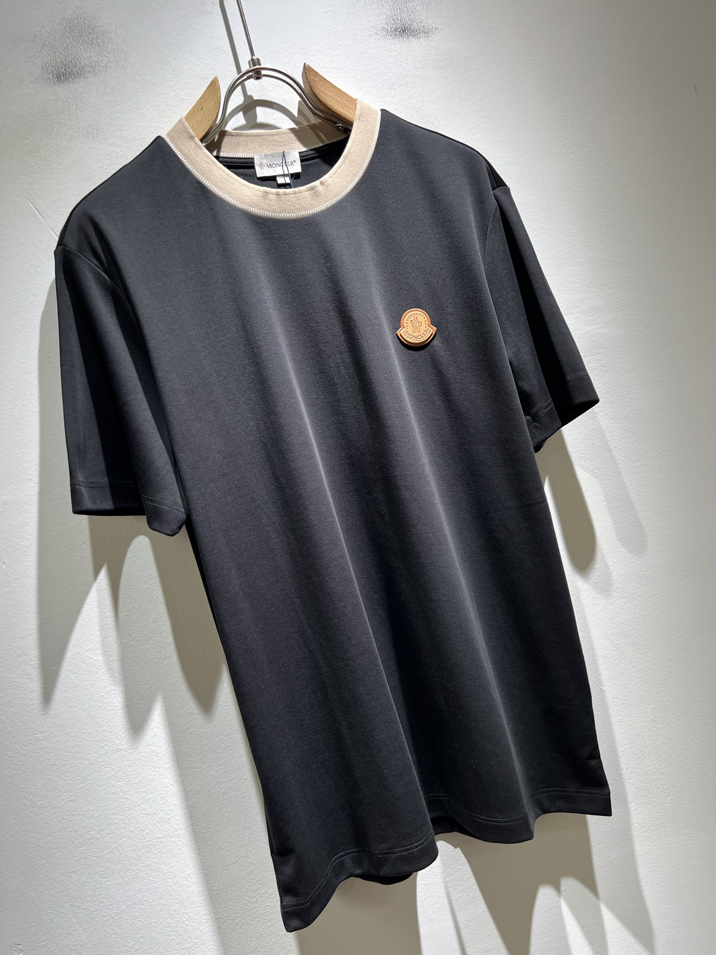 Moncler蒙家 2026春夏最新男女同款👫贸易订单短袖T恤，全品相！！网红款！采用logo图案徽章设