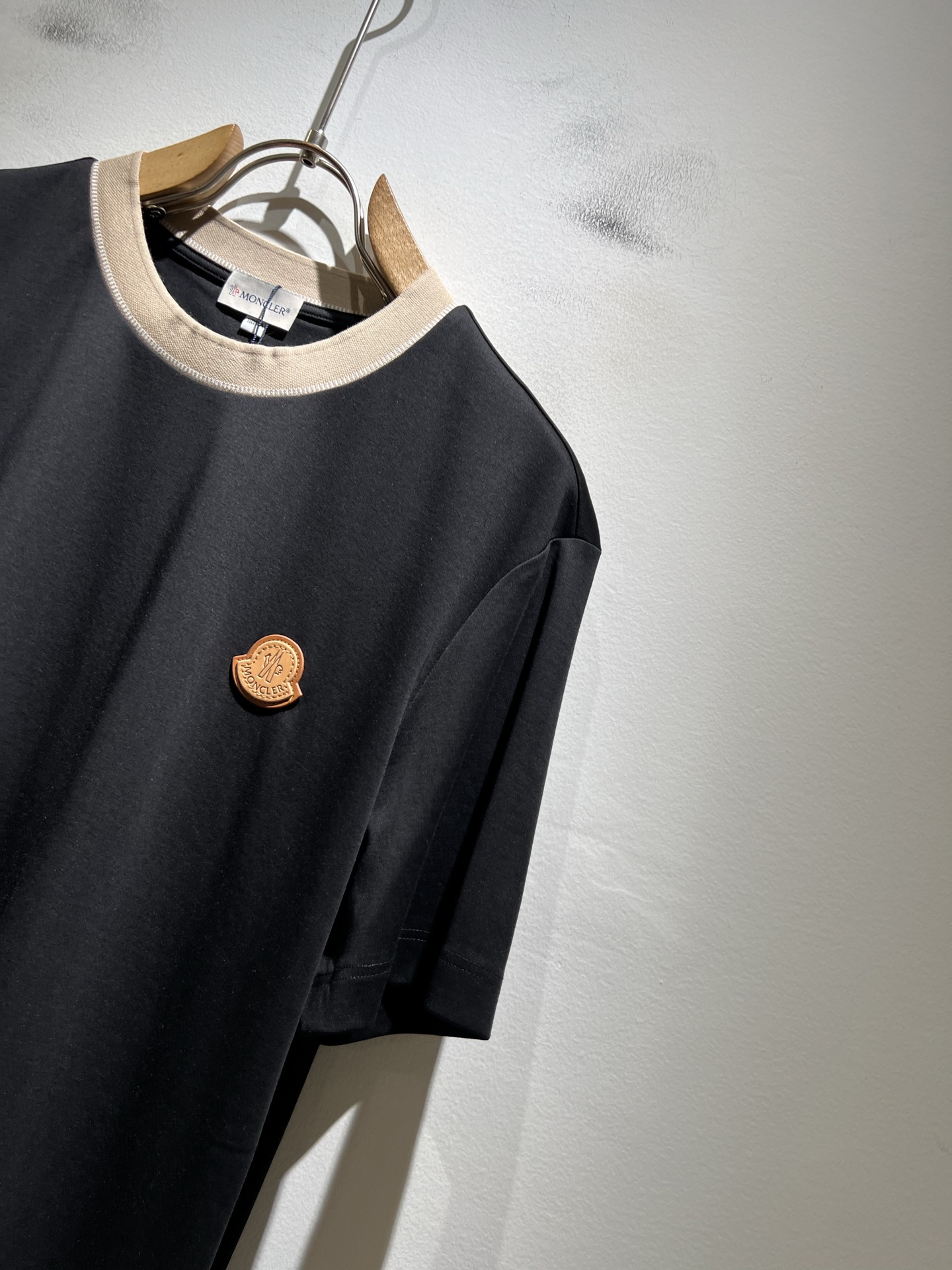 Moncler蒙家 2026春夏最新男女同款👫贸易订单短袖T恤，全品相！！网红款！采用logo图案徽章设