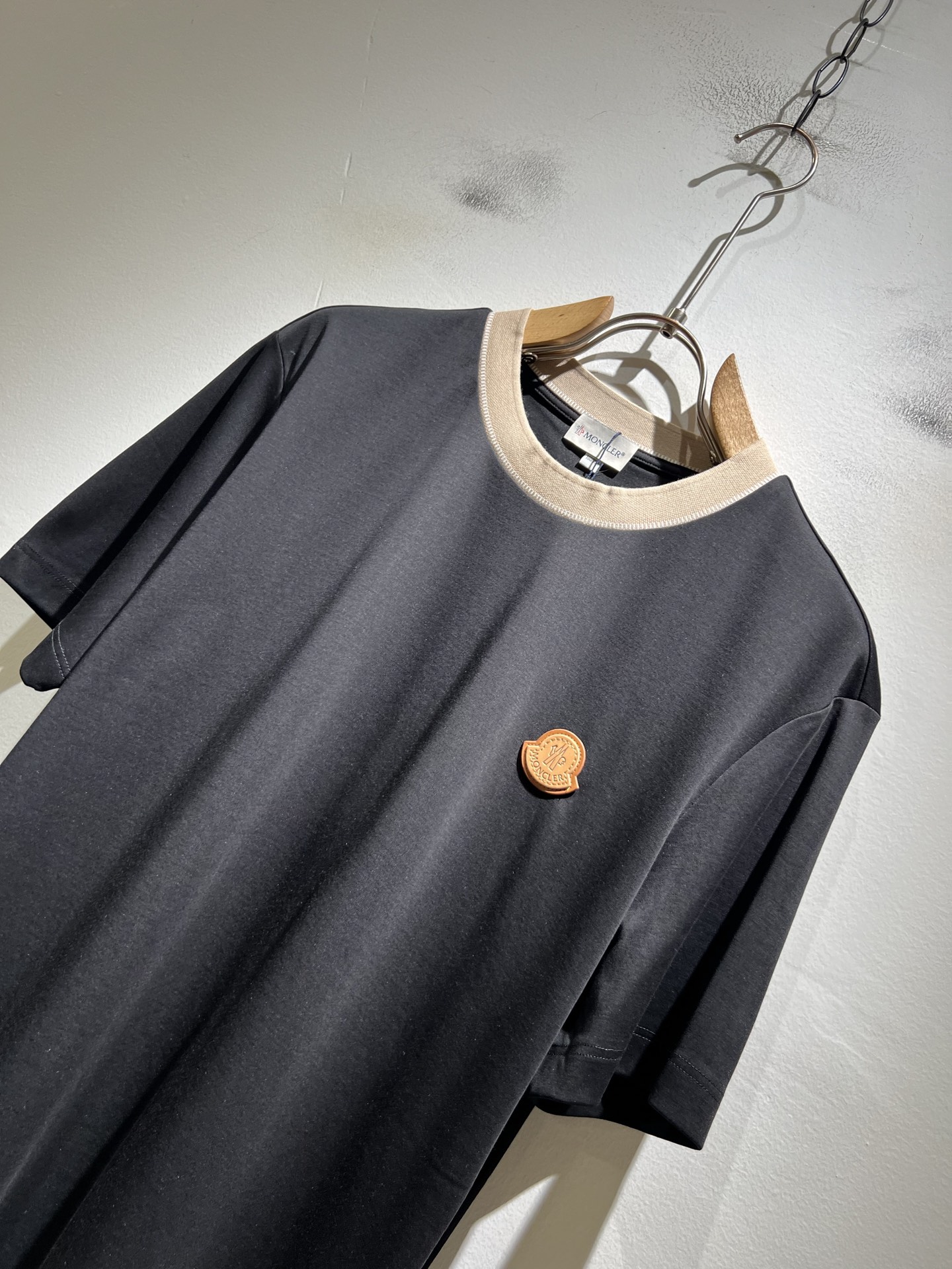 Moncler蒙家 2026春夏最新男女同款👫贸易订单短袖T恤，全品相！！网红款！采用logo图案徽章设