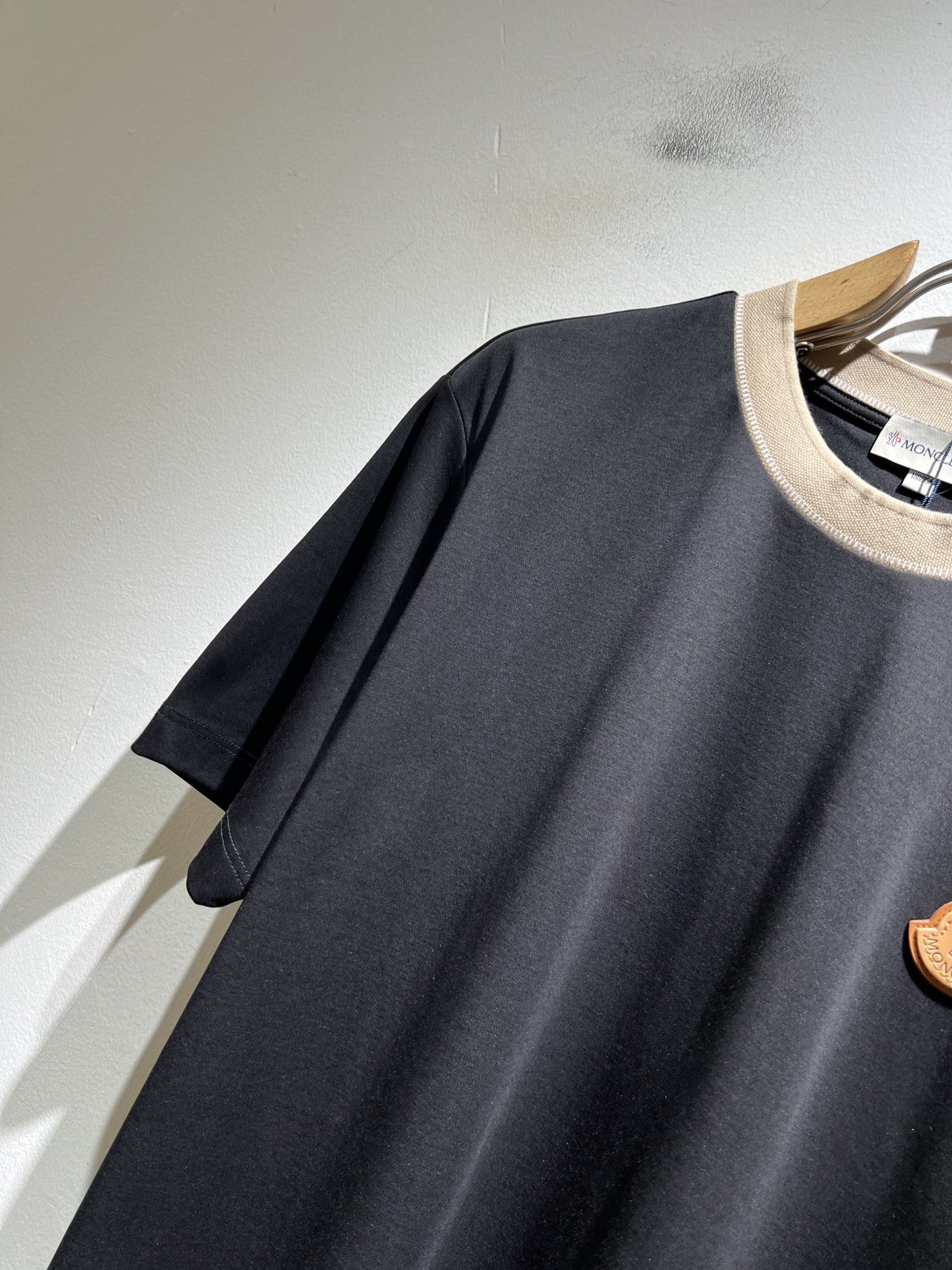 Moncler蒙家 2026春夏最新男女同款👫贸易订单短袖T恤，全品相！！网红款！采用logo图案徽章设