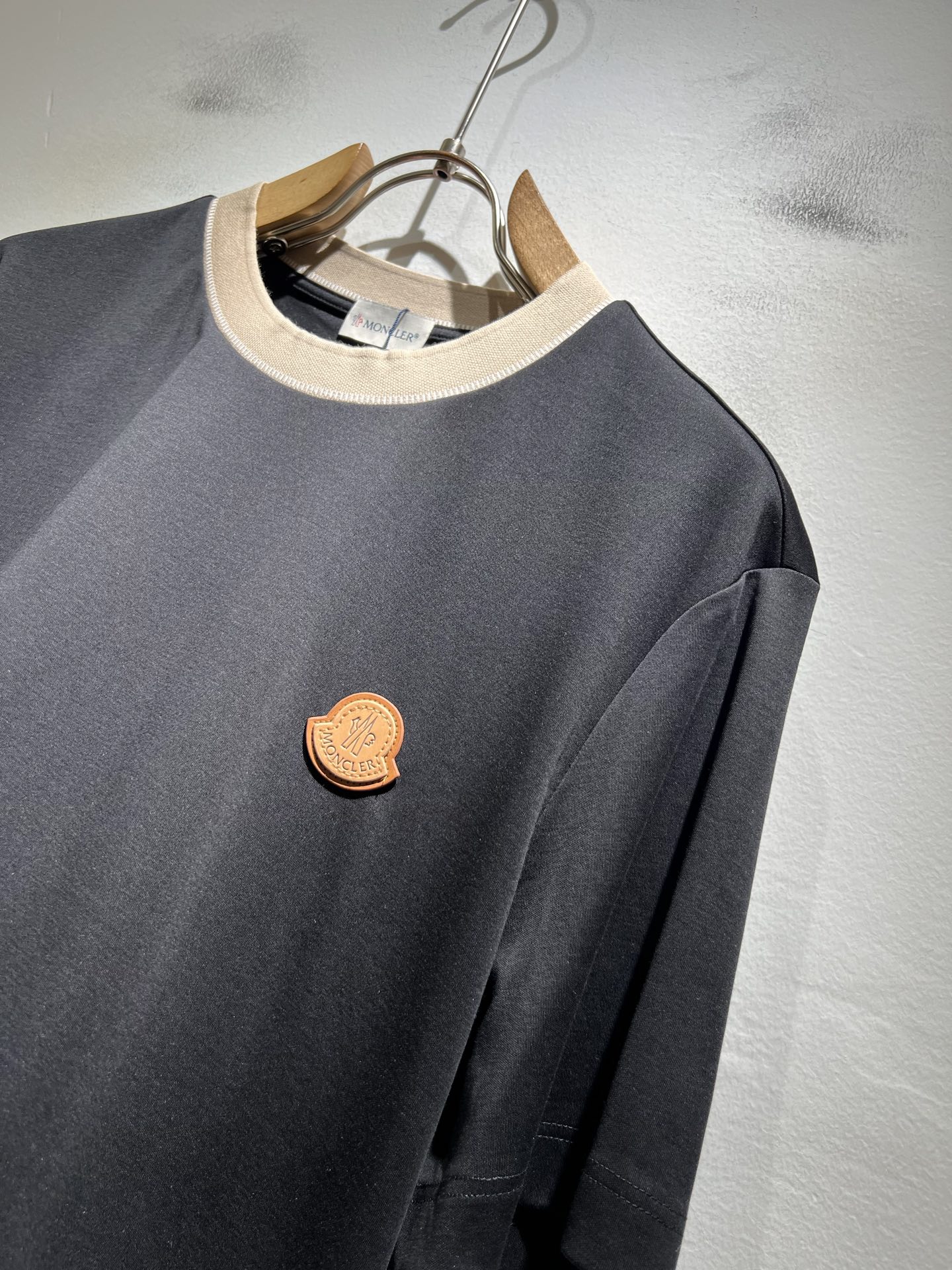 Moncler蒙家 2026春夏最新男女同款👫贸易订单短袖T恤，全品相！！网红款！采用logo图案徽章设