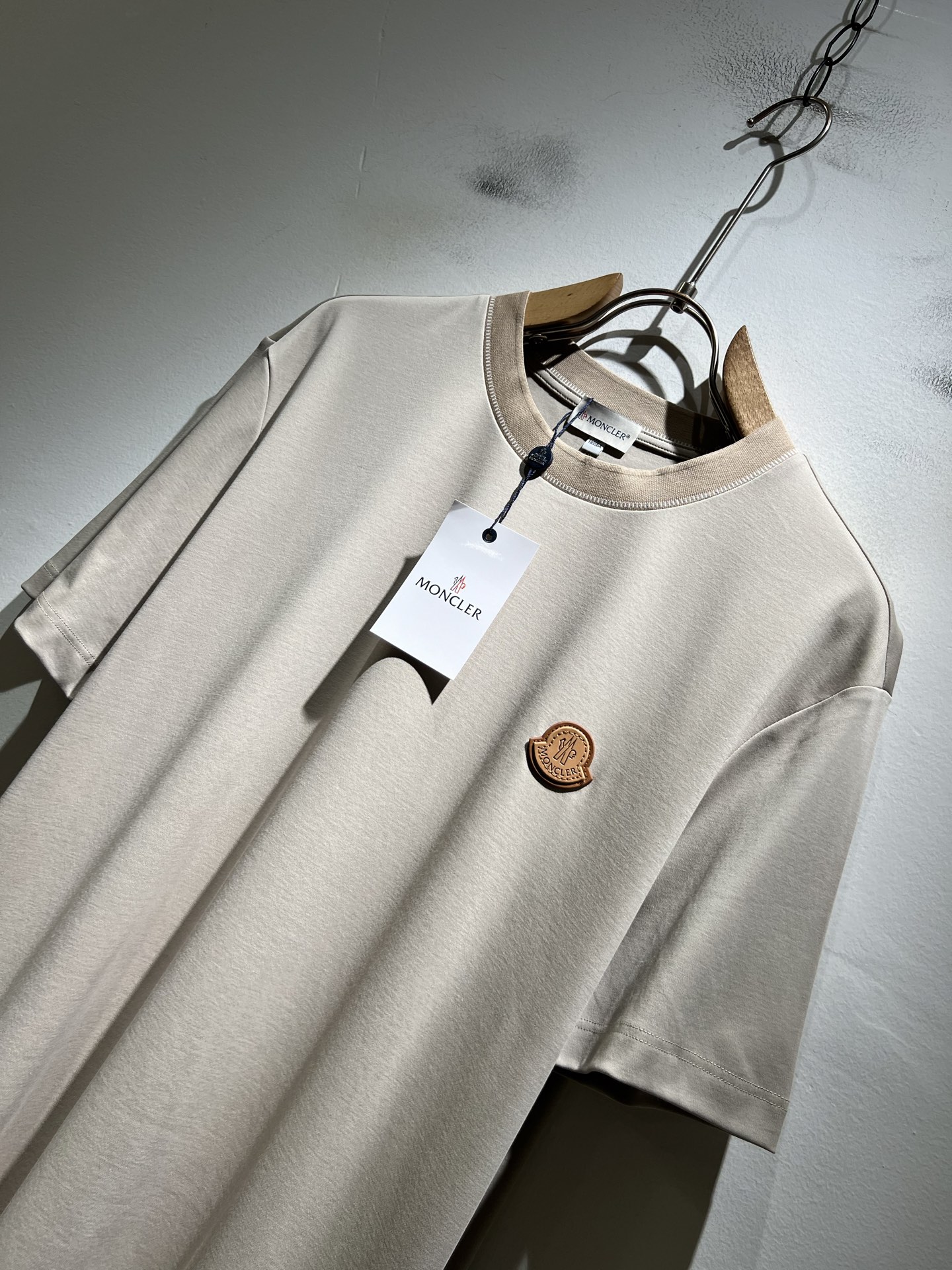 Moncler蒙家 2026春夏最新男女同款👫贸易订单短袖T恤，全品相！！网红款！采用logo图案徽章设