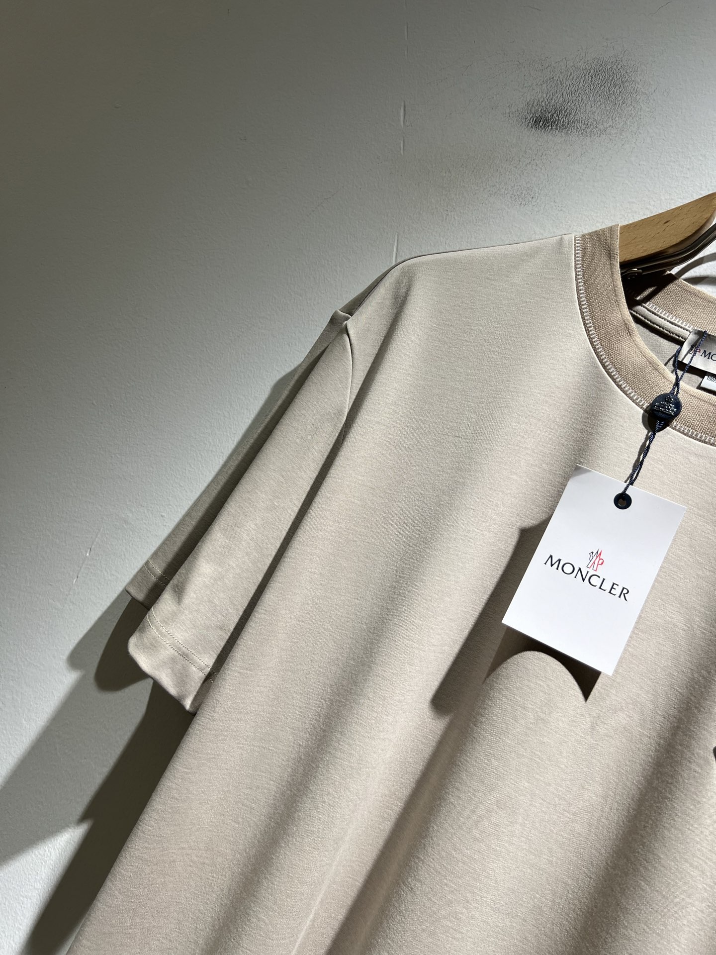 Moncler蒙家 2026春夏最新男女同款👫贸易订单短袖T恤，全品相！！网红款！采用logo图案徽章设