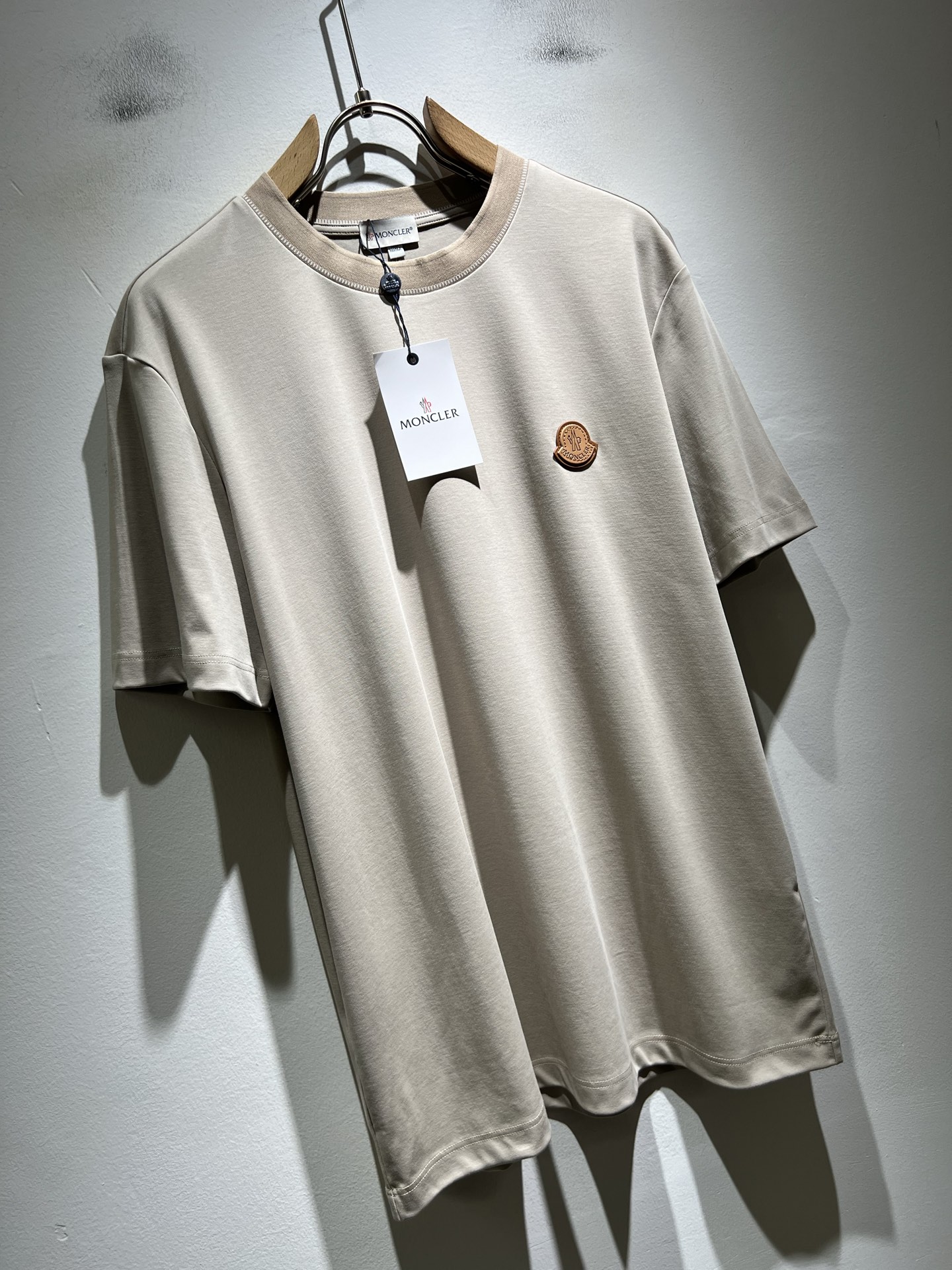 Moncler蒙家 2026春夏最新男女同款👫贸易订单短袖T恤，全品相！！网红款！采用logo图案徽章设