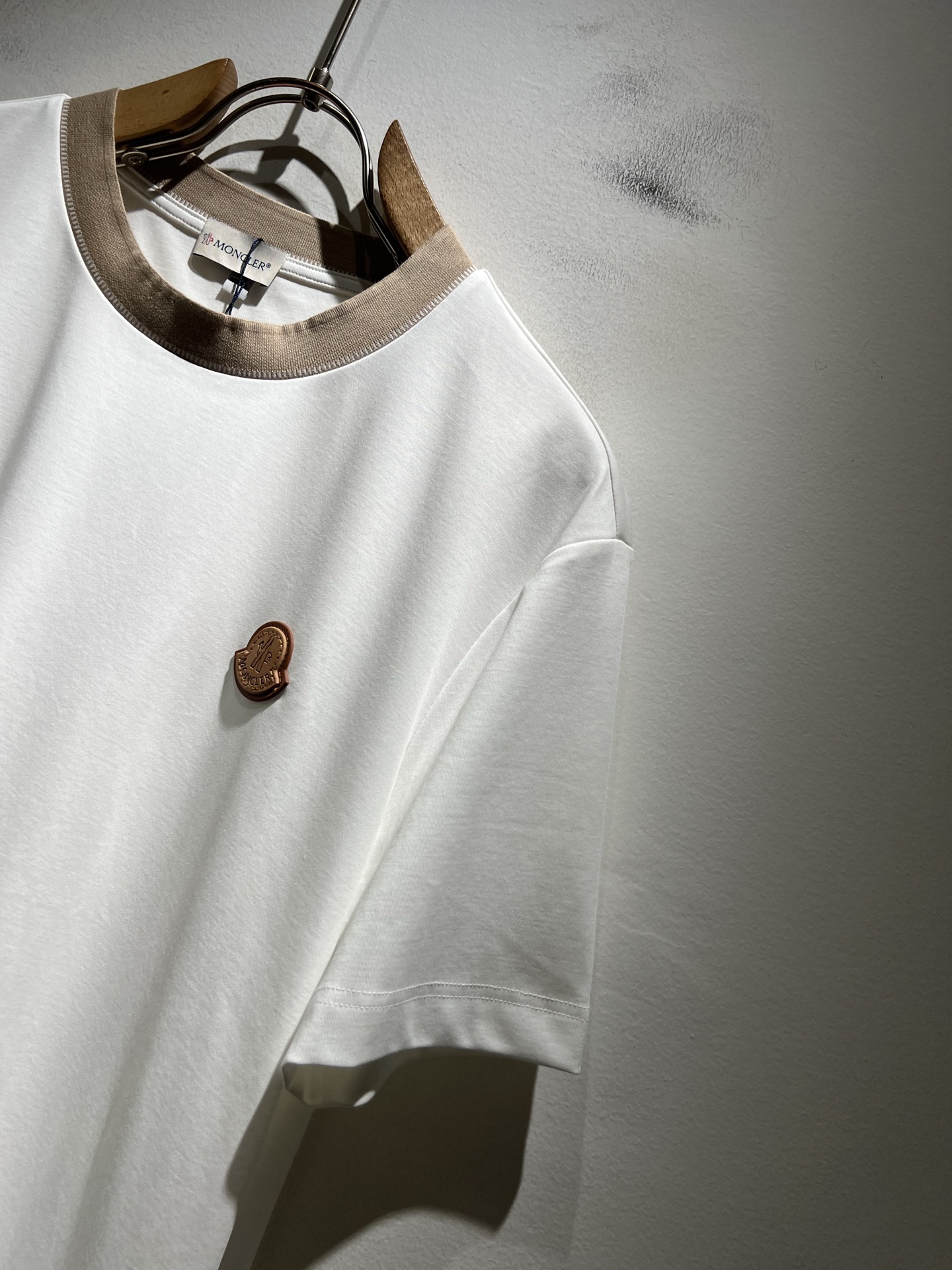 Moncler蒙家 2026春夏最新男女同款👫贸易订单短袖T恤，全品相！！网红款！采用logo图案徽章设