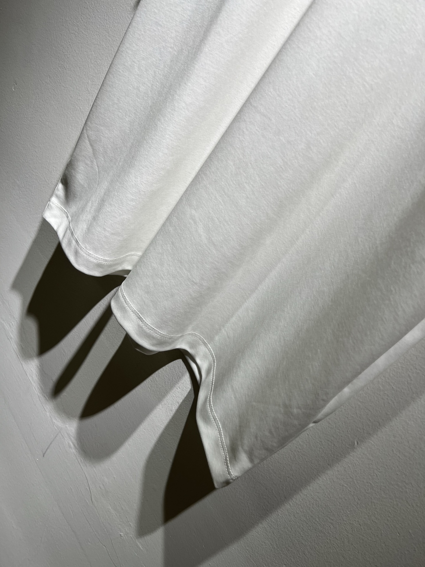 Moncler蒙家 2026春夏最新男女同款👫贸易订单短袖T恤，全品相！！网红款！采用logo图案徽章设