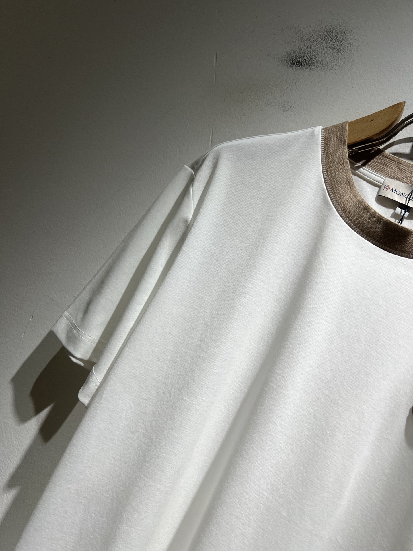 Moncler蒙家 2026春夏最新男女同款👫贸易订单短袖T恤，全品相！！网红款！采用logo图案徽章设