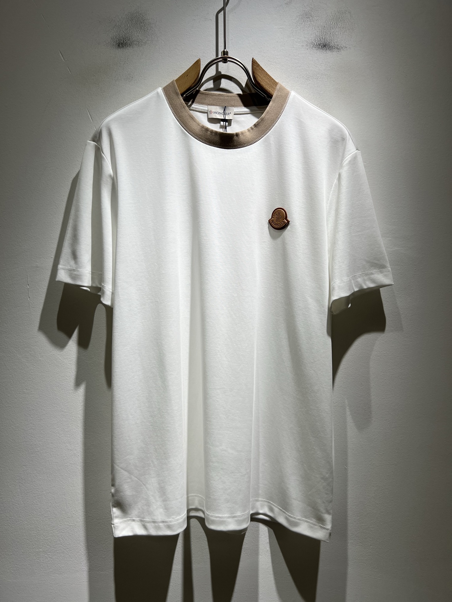 Moncler蒙家 2026春夏最新男女同款👫贸易订单短袖T恤，全品相！！网红款！采用logo图案徽章设