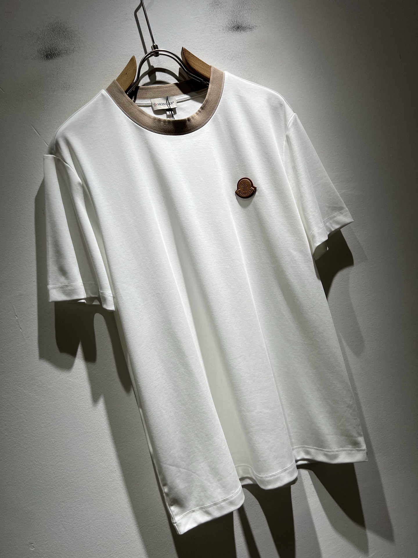 Moncler蒙家 2026春夏最新男女同款👫贸易订单短袖T恤，全品相！！网红款！采用logo图案徽章设