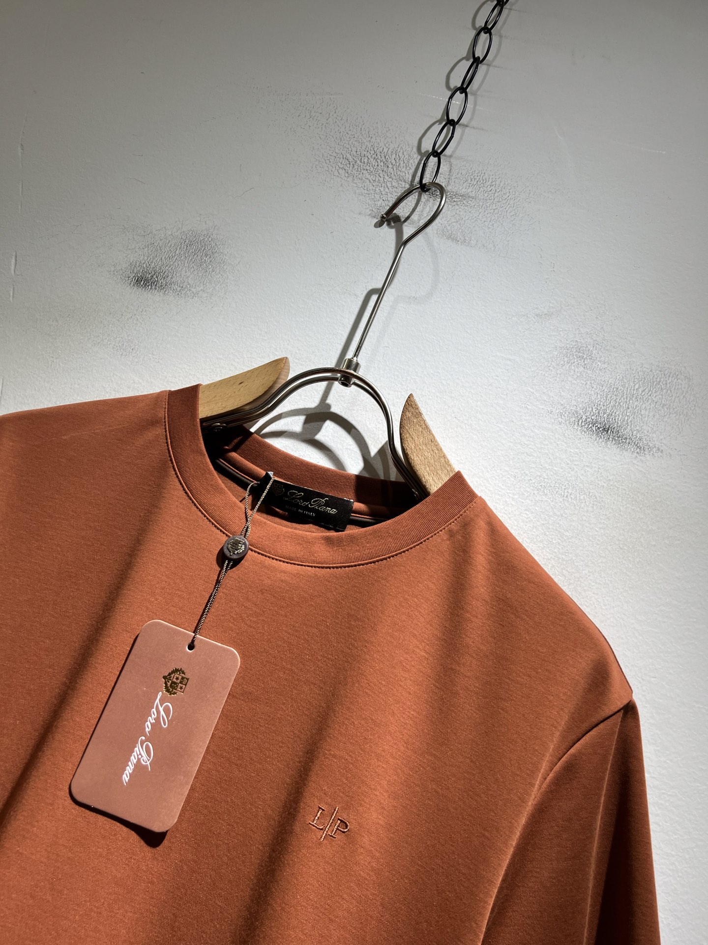 Loro Piana诺悠翩雅 2026春夏男士最新的贸易订单短袖打底衫，全品相！！胸前采用logo图案刺