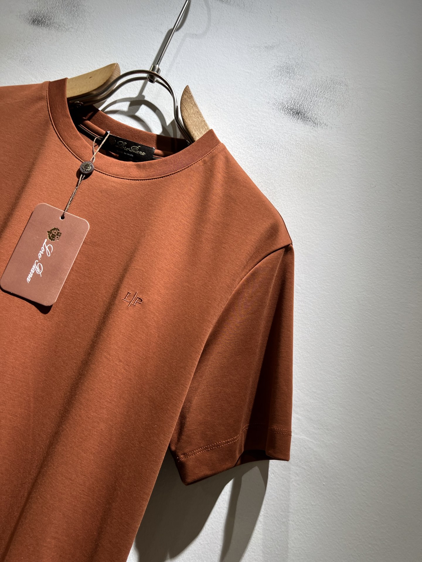 Loro Piana诺悠翩雅 2026春夏男士最新的贸易订单短袖打底衫，全品相！！胸前采用logo图案刺