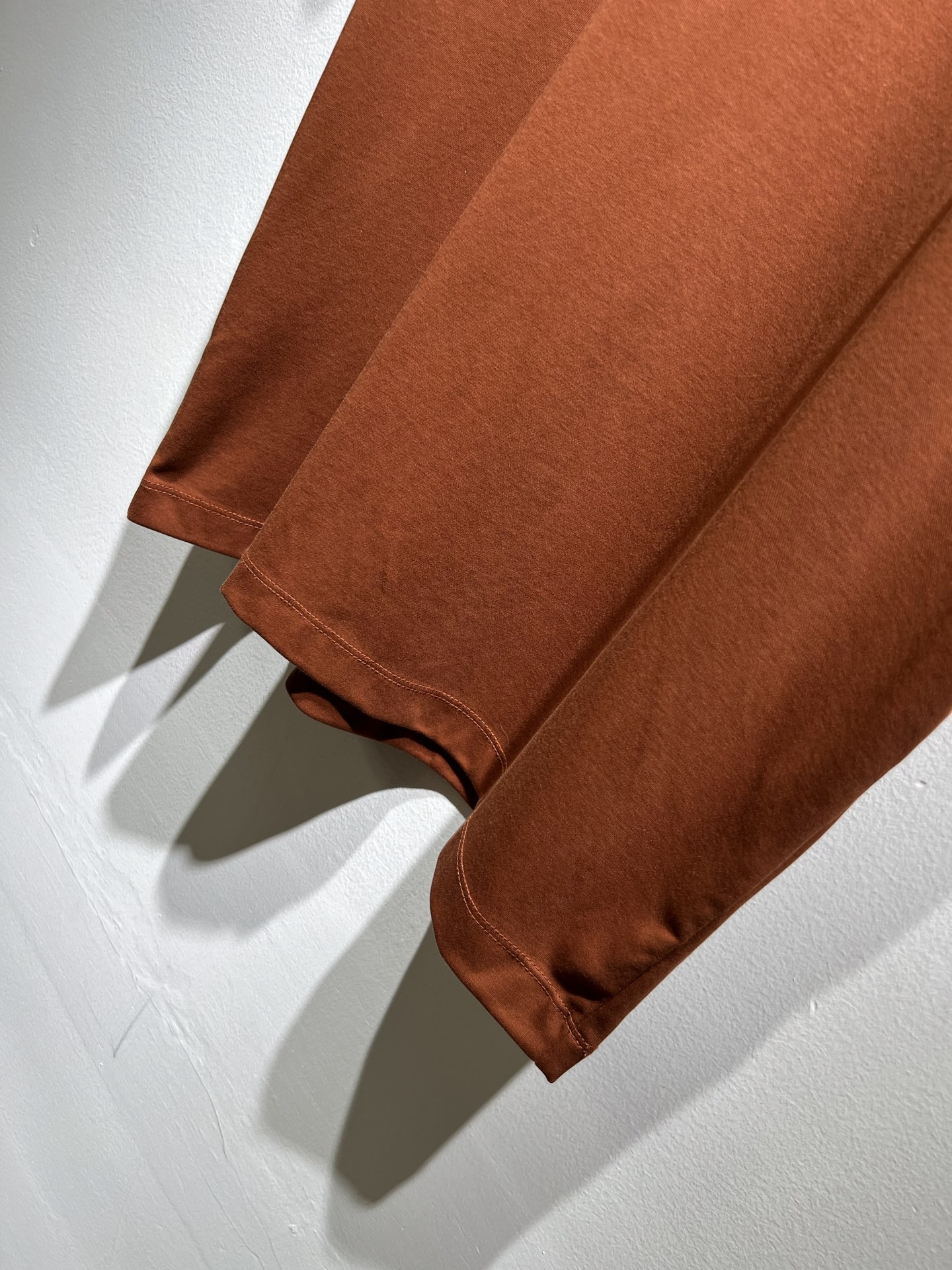 Loro Piana诺悠翩雅 2026春夏男士最新的贸易订单短袖打底衫，全品相！！胸前采用logo图案刺