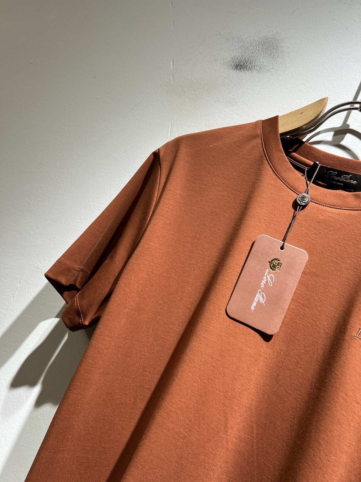 Loro Piana诺悠翩雅 2026春夏男士最新的贸易订单短袖打底衫，全品相！！胸前采用logo图案刺