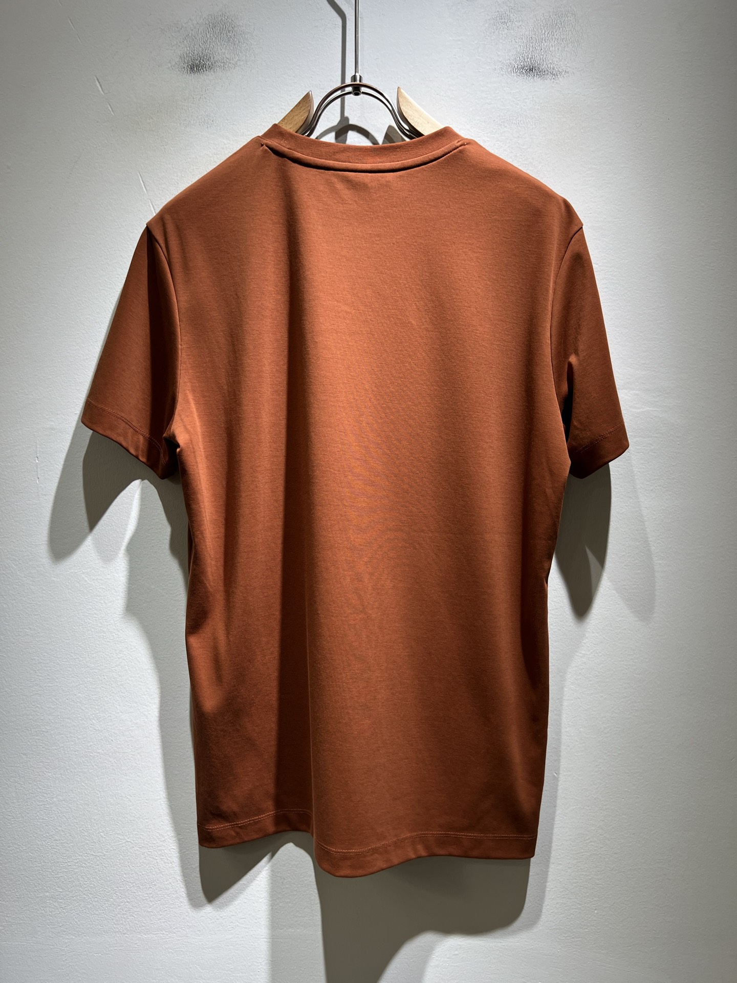 Loro Piana诺悠翩雅 2026春夏男士最新的贸易订单短袖打底衫，全品相！！胸前采用logo图案刺