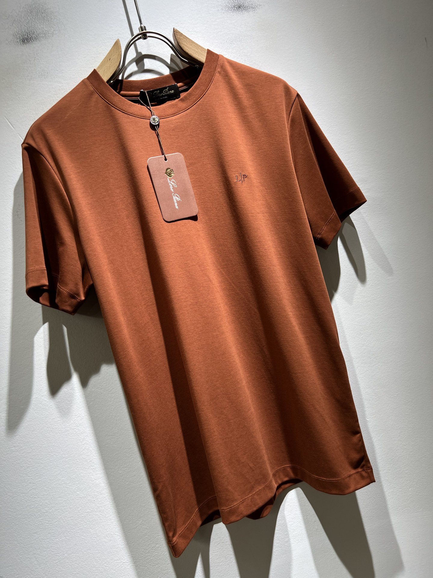 Loro Piana诺悠翩雅 2026春夏男士最新的贸易订单短袖打底衫，全品相！！胸前采用logo图案刺