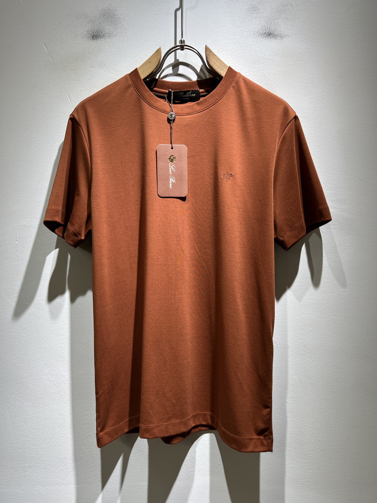 Loro Piana诺悠翩雅 2026春夏男士最新的贸易订单短袖打底衫，全品相！！胸前采用logo图案刺