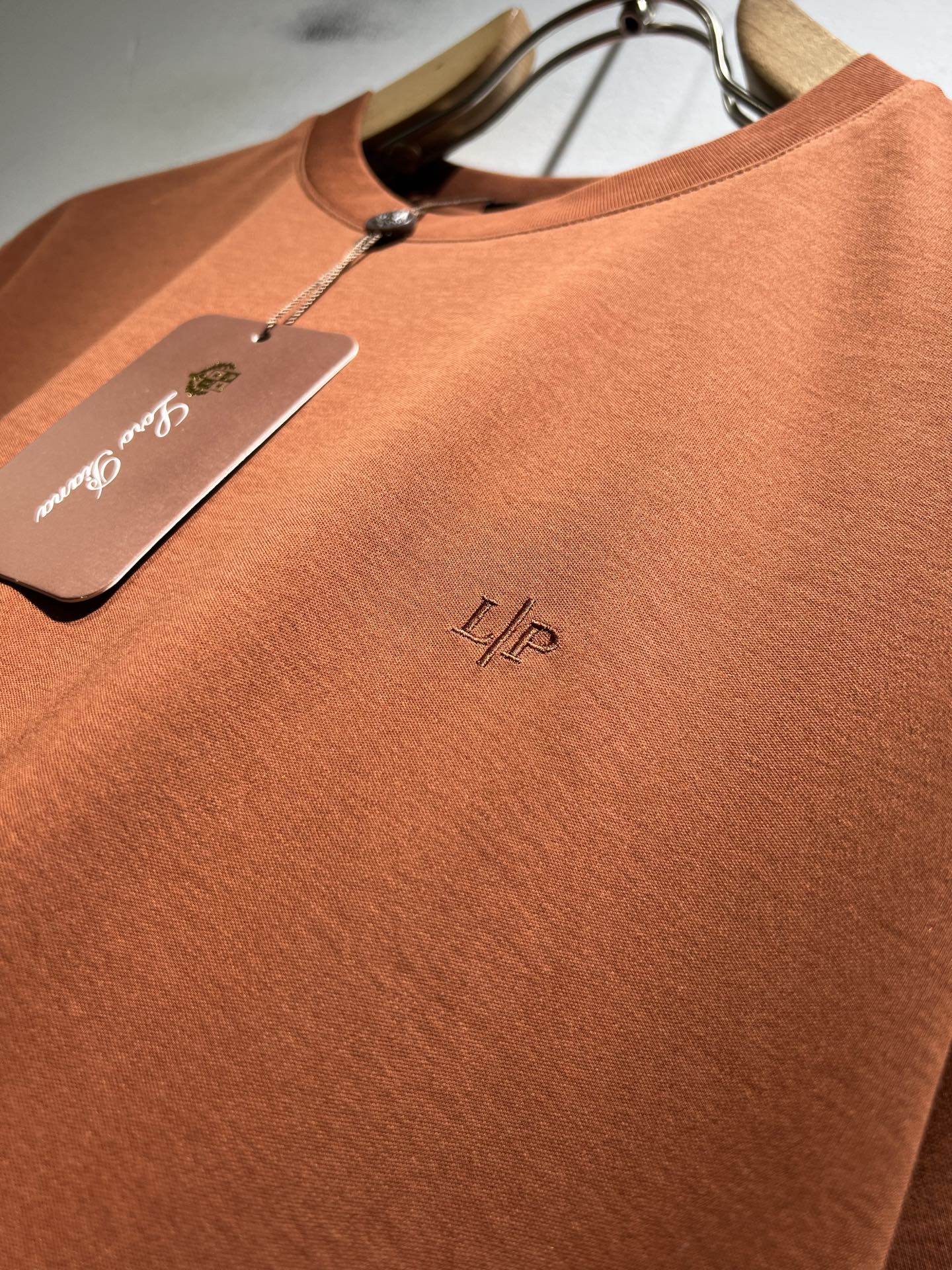 Loro Piana诺悠翩雅 2026春夏男士最新的贸易订单短袖打底衫，全品相！！胸前采用logo图案刺