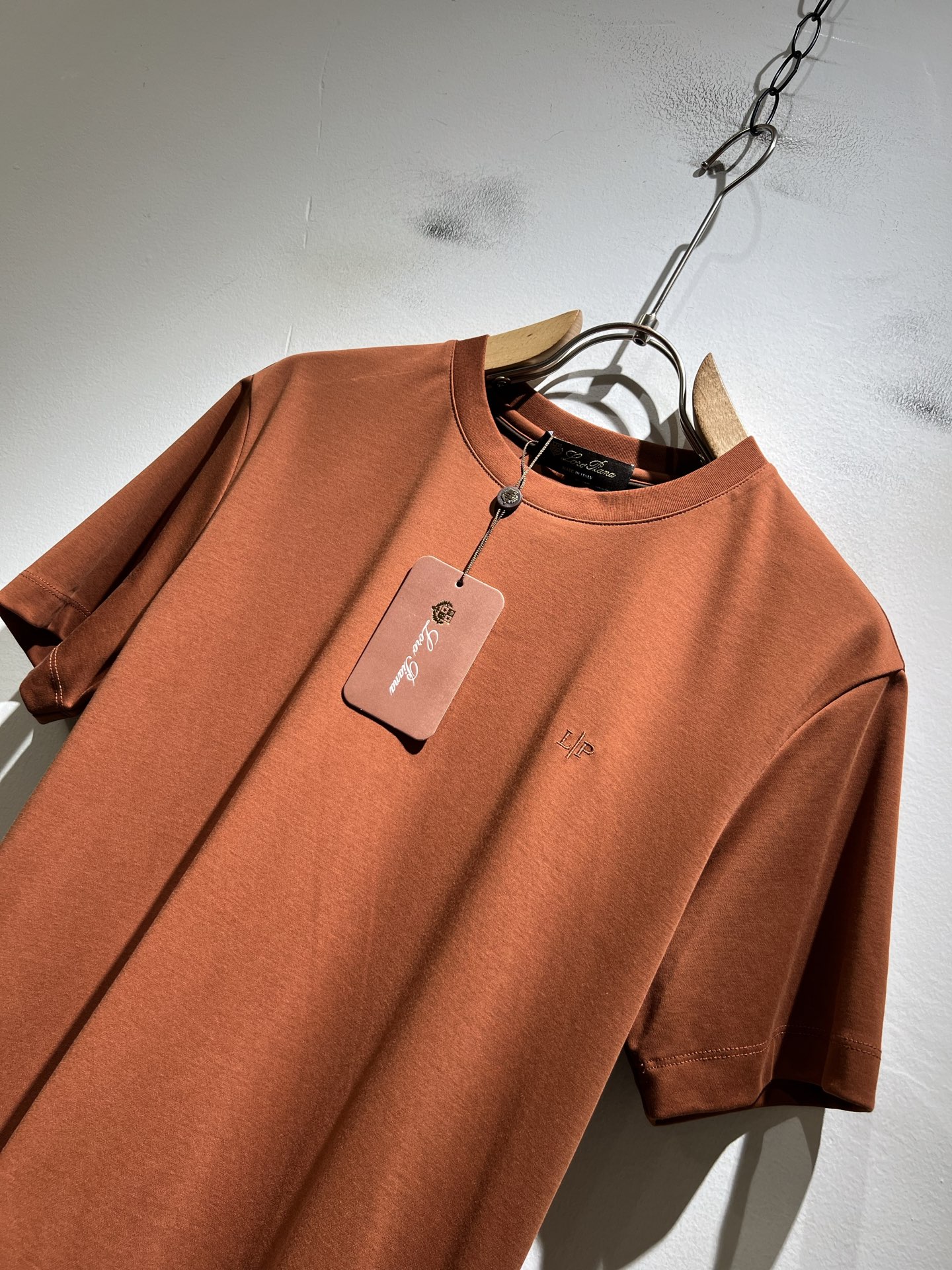 Loro Piana诺悠翩雅 2026春夏男士最新的贸易订单短袖打底衫，全品相！！胸前采用logo图案刺