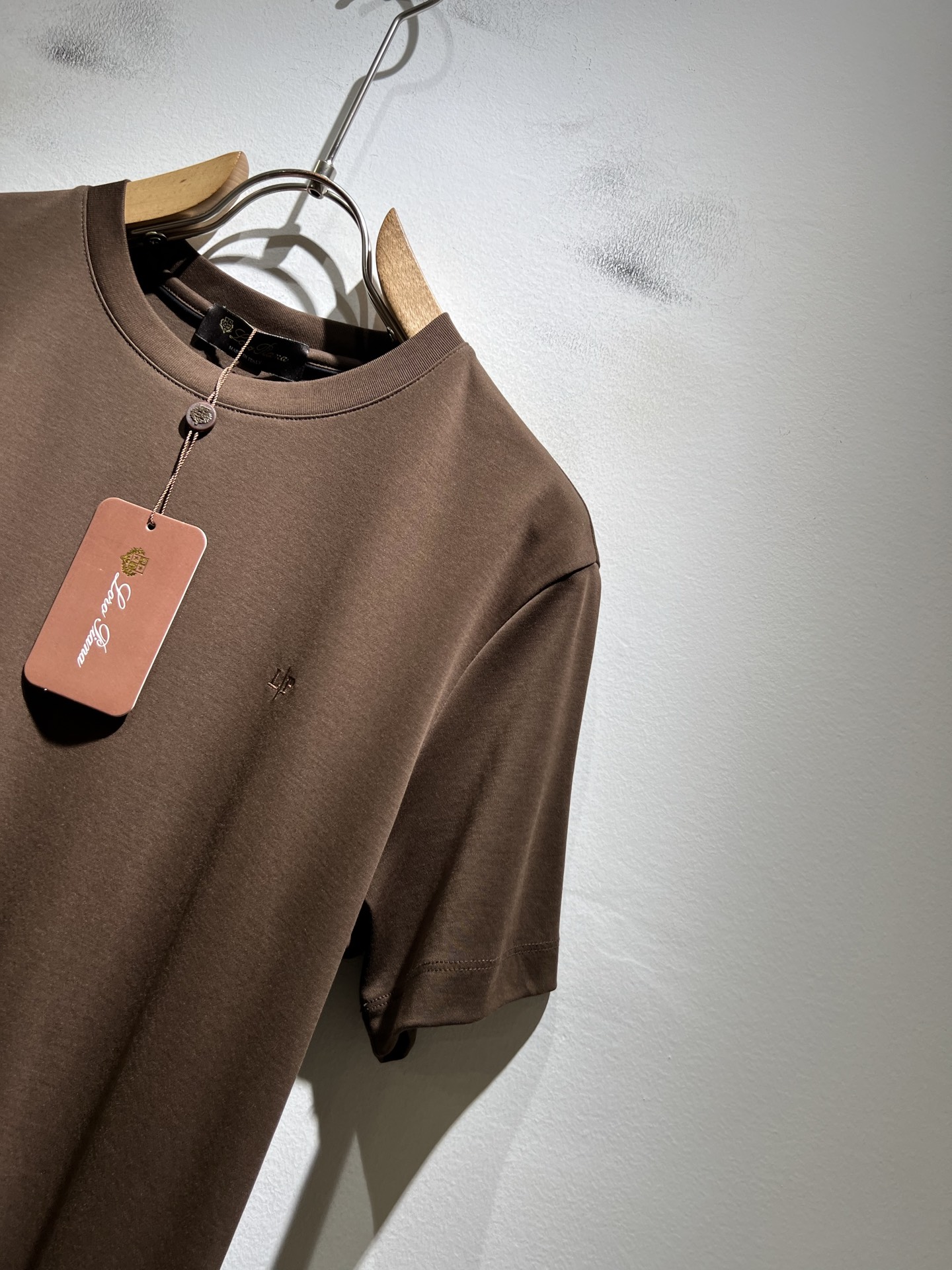 Loro Piana诺悠翩雅 2026春夏男士最新的贸易订单短袖打底衫，全品相！！胸前采用logo图案刺