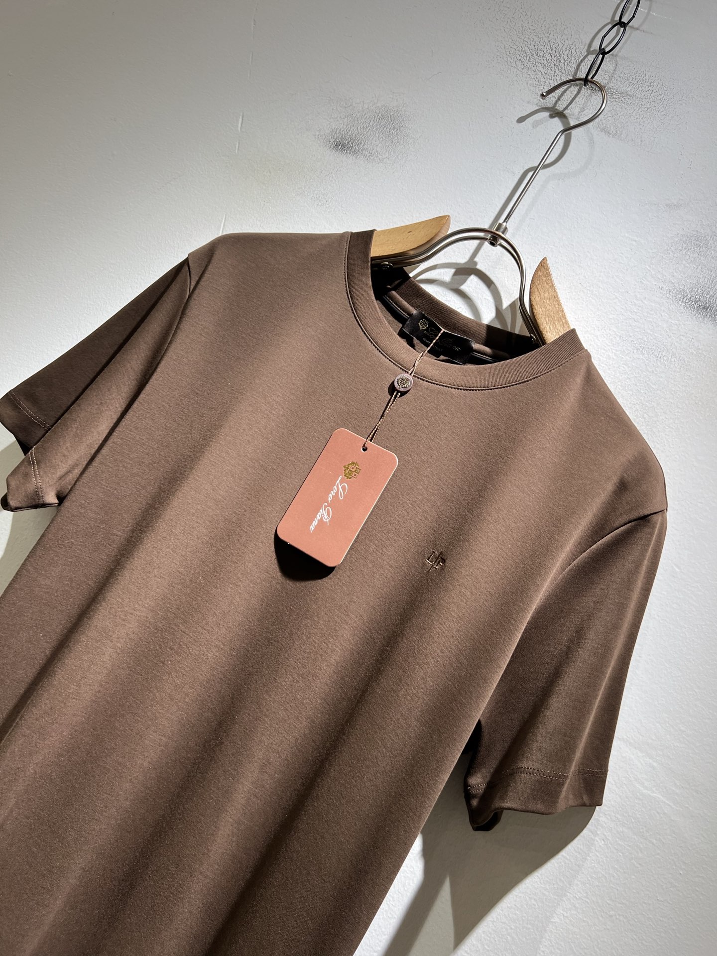 Loro Piana诺悠翩雅 2026春夏男士最新的贸易订单短袖打底衫，全品相！！胸前采用logo图案刺