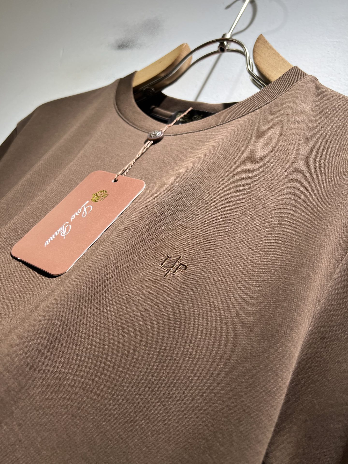 Loro Piana诺悠翩雅 2026春夏男士最新的贸易订单短袖打底衫，全品相！！胸前采用logo图案刺